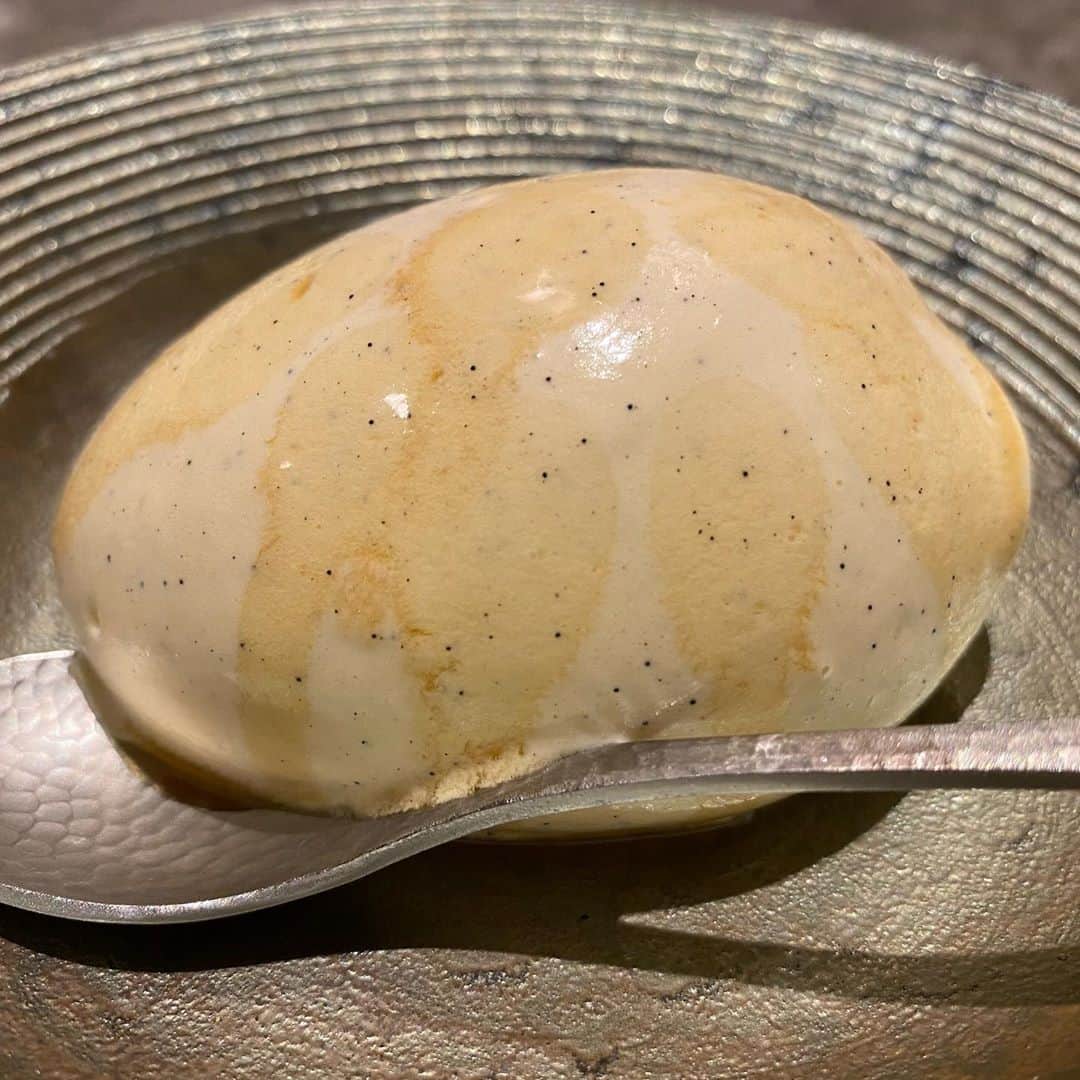 東京外食女さんのインスタグラム写真 - (東京外食女Instagram)「#西麻布 #マルゴットエバッチャーレ . . トリュフすき焼き御膳を 食べおわったら次は…。 . . 濃厚な黄卵を乗せた トリュフ卵かけご飯。 . 分厚く歯応えのある トリュフには、 このくらい濃厚な卵が必要。 . . 白米も甘味を感じる 水分多めの熱々白米。 これは合う。 . . スイーツには バニラアイス。 . このバニラアイスが、 お菓子の国で空に浮かんでいる 雲を口に入れたような食感！ . . ふわっふわのエアリーで ドリーミーなお味…。 . 出来立てなのだそう！ 確かに赤ちゃん感がある。笑 . . . そこにシェフ一押しの 100年もののブランデーも かなーーり気になったけど さらに気になる代物が。 . . まだこの時は日本で 販売されていなかった クメールラビット！！！ . . ハニーハントをされていた方から シェフが頂いたものだそうで、 かけるしかない！ . . . ふわふわの赤ちゃんのような バニラアイスに、 とろりとかけられた かなり複雑な秘境の味！ . 蜂蜜とは軽々しく 言いまとめられないね、これは。 . . . 最後はメニューにはない トリュフに見立てた プチシューとコーヒーで ホッとひと息。 . . 健太さん、、お若いのに 本当に凄いなー、と とてもお勉強になった夜でした。 . . #クメールラビット  #khmerrabbit  #オーガニック #トリュフ #黒トリュフ #トリュフたまごかけご飯  #トリュフ王子 #鉄板焼き #西麻布グルメ #西麻布 #東京グルメ #東京外食女 #グルメ #gourmet #グルメ好きな人と繋がりたい」9月27日 17時29分 - himeno_0729