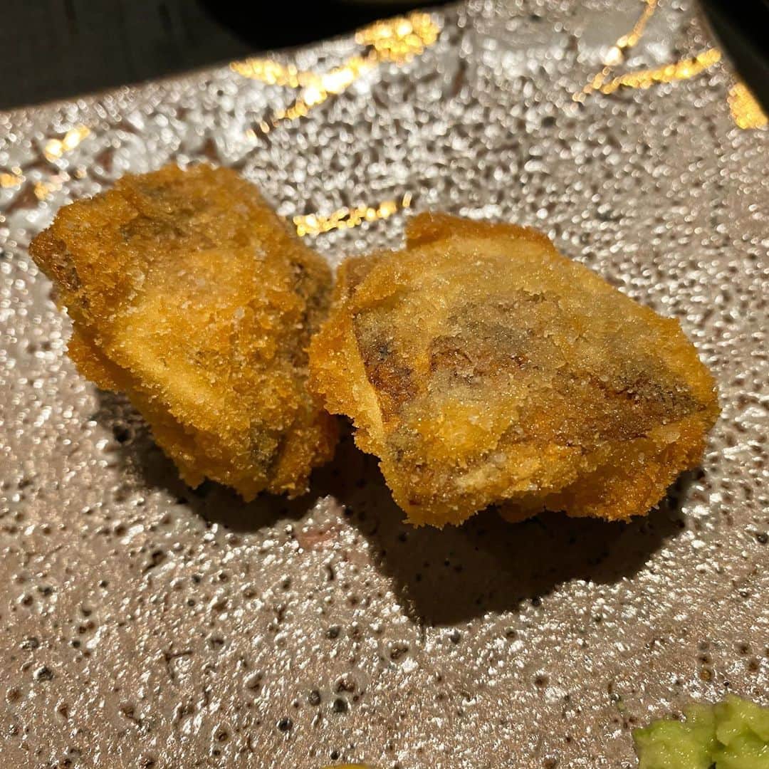 東京外食女さんのインスタグラム写真 - (東京外食女Instagram)「#西麻布 #マルゴットエバッチャーレ . . トリュフすき焼き御膳を 食べおわったら次は…。 . . 濃厚な黄卵を乗せた トリュフ卵かけご飯。 . 分厚く歯応えのある トリュフには、 このくらい濃厚な卵が必要。 . . 白米も甘味を感じる 水分多めの熱々白米。 これは合う。 . . スイーツには バニラアイス。 . このバニラアイスが、 お菓子の国で空に浮かんでいる 雲を口に入れたような食感！ . . ふわっふわのエアリーで ドリーミーなお味…。 . 出来立てなのだそう！ 確かに赤ちゃん感がある。笑 . . . そこにシェフ一押しの 100年もののブランデーも かなーーり気になったけど さらに気になる代物が。 . . まだこの時は日本で 販売されていなかった クメールラビット！！！ . . ハニーハントをされていた方から シェフが頂いたものだそうで、 かけるしかない！ . . . ふわふわの赤ちゃんのような バニラアイスに、 とろりとかけられた かなり複雑な秘境の味！ . 蜂蜜とは軽々しく 言いまとめられないね、これは。 . . . 最後はメニューにはない トリュフに見立てた プチシューとコーヒーで ホッとひと息。 . . 健太さん、、お若いのに 本当に凄いなー、と とてもお勉強になった夜でした。 . . #クメールラビット  #khmerrabbit  #オーガニック #トリュフ #黒トリュフ #トリュフたまごかけご飯  #トリュフ王子 #鉄板焼き #西麻布グルメ #西麻布 #東京グルメ #東京外食女 #グルメ #gourmet #グルメ好きな人と繋がりたい」9月27日 17時29分 - himeno_0729