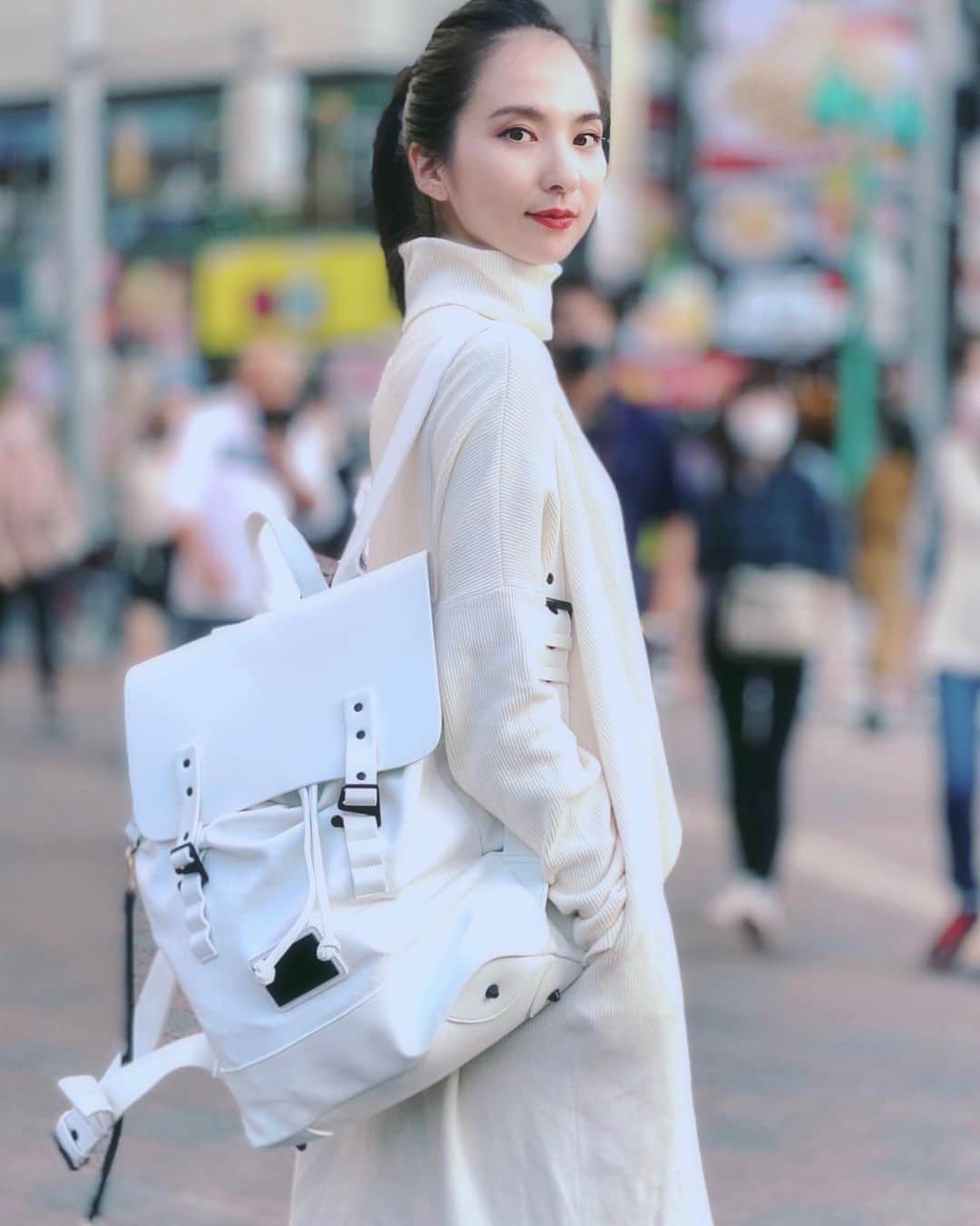 芥川舞子のインスタグラム：「【お得なクーポンコード付き】 . . いつも憧れていたけれど、汚してしまうからと手を出せなかった真っ白なバッグを思いきってGETした勇敢な私です✨ . 綺麗なまま使えますように🙏 . それにしても、この #スウェーデン製 🇸🇪 のブランド #ガストンルーガ のバッグはデザイン性と機能性を兼ね備えていて、お気に入りです！ . 今回は、この投稿を最後まで読んでくださった方にお得な情報があります⚠️ . 購入サイトより、下記のクーポンコードを入力して頂くと、なんと15%割引で購入できます‼️ . #ガストンルーガ で、ぜひお気に入りのものを、見つけてください☺️ . . ●15%off専用割引コード： maikoGL (期限なし) ●公式オンラインストア：http://gastonluga.com ●公式アカウント名　　：@gastonluga . . . #GastonLuga #バックパック　 #送料無料 #PR」