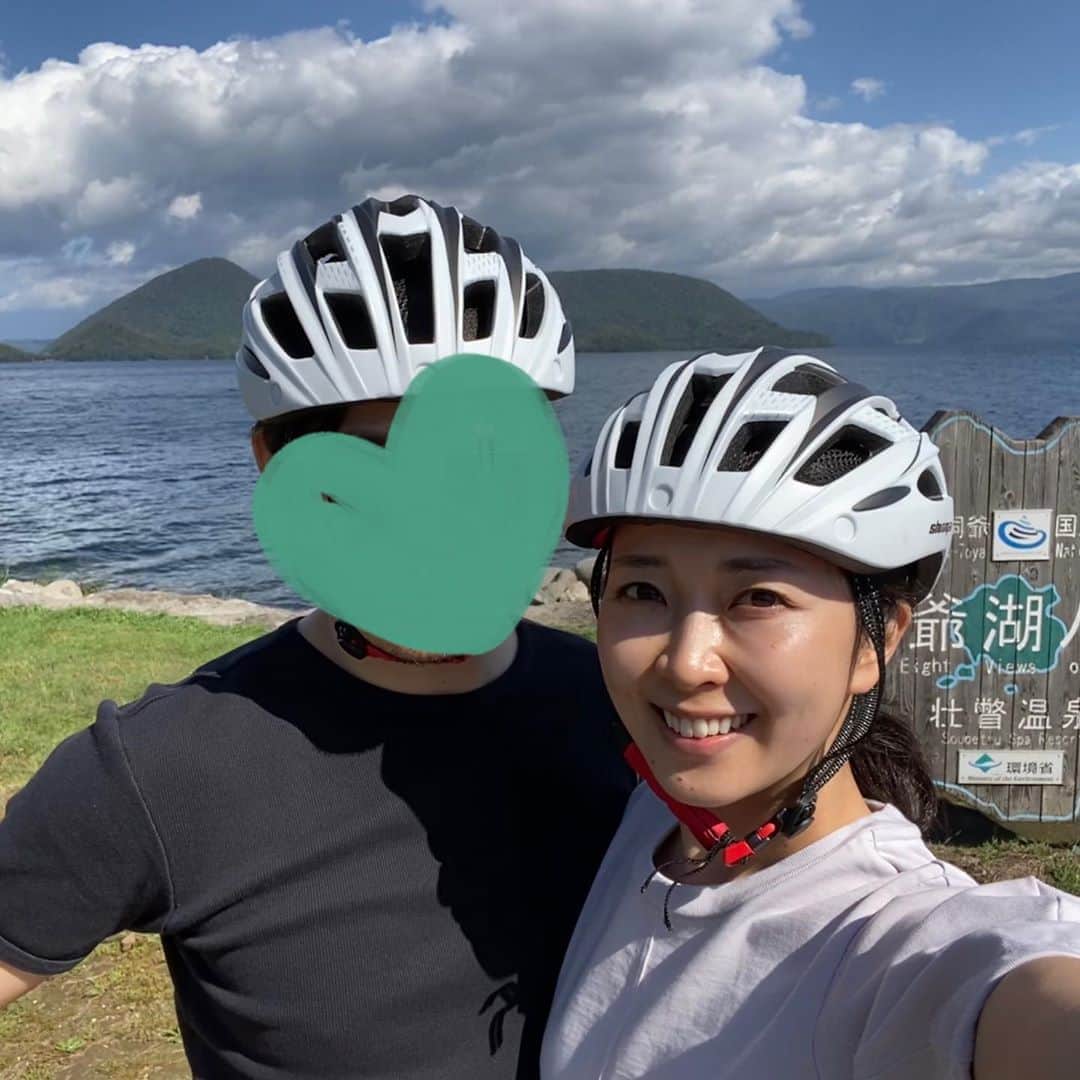 徳重杏奈さんのインスタグラム写真 - (徳重杏奈Instagram)「⛰﻿ カヌーの後は﻿ 電動自転車で洞爺湖を一周💫﻿ ﻿ 約40キロ﻿ ﻿ 人生で一番﻿ 自転車をこいだ日かもしれません🚲🚲﻿ ﻿ ﻿ 〆は遊覧船。﻿ #洞爺湖 に浮かぶ中島まで﻿ いくことができました。﻿ ﻿ 最後の写真は﻿ 夕陽に負けたところ笑﻿ ﻿ ﻿ #北海道旅行 投稿はこれでおしまいです。﻿ お付き合いいただき﻿ ありがとうございました😌﻿ ﻿ 身近な人の笑顔を﻿ 大切にしたいと思う日曜日でした。﻿ ﻿ ﻿ ﻿ #徳さんぽ #夏休み #虹 #名古屋 #アナウンサー #徳重杏奈﻿」9月27日 17時37分 - anna.tokushige