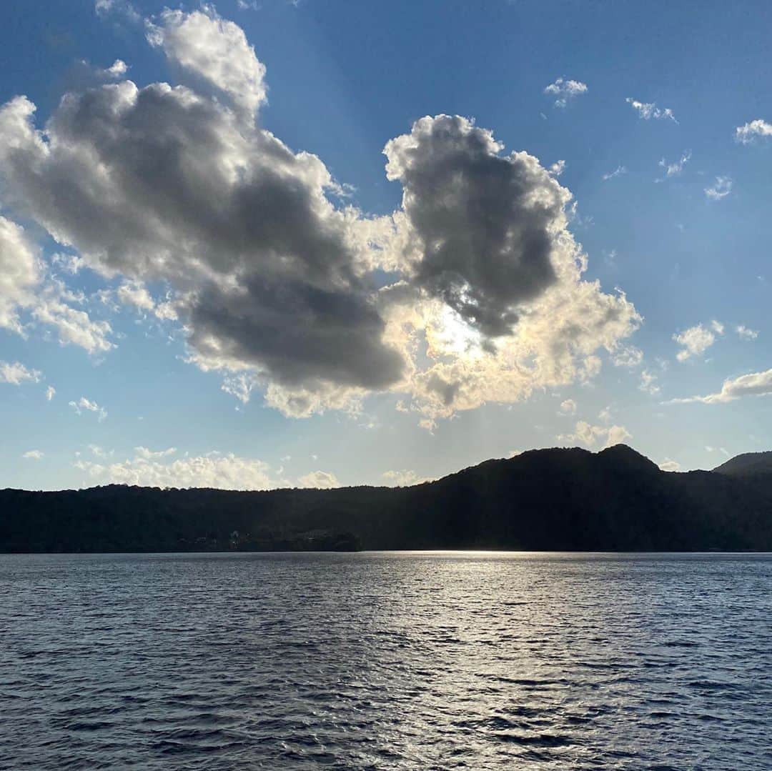徳重杏奈さんのインスタグラム写真 - (徳重杏奈Instagram)「⛰﻿ カヌーの後は﻿ 電動自転車で洞爺湖を一周💫﻿ ﻿ 約40キロ﻿ ﻿ 人生で一番﻿ 自転車をこいだ日かもしれません🚲🚲﻿ ﻿ ﻿ 〆は遊覧船。﻿ #洞爺湖 に浮かぶ中島まで﻿ いくことができました。﻿ ﻿ 最後の写真は﻿ 夕陽に負けたところ笑﻿ ﻿ ﻿ #北海道旅行 投稿はこれでおしまいです。﻿ お付き合いいただき﻿ ありがとうございました😌﻿ ﻿ 身近な人の笑顔を﻿ 大切にしたいと思う日曜日でした。﻿ ﻿ ﻿ ﻿ #徳さんぽ #夏休み #虹 #名古屋 #アナウンサー #徳重杏奈﻿」9月27日 17時37分 - anna.tokushige