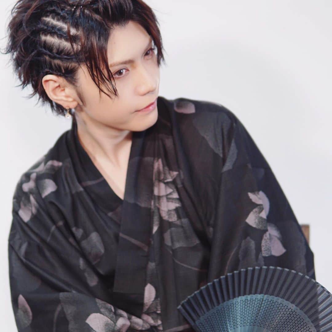 のインスタグラム：「もうすぐ夏も終わりだね という事で浴衣姿をお納め下さい  This is an off shot. I wore a yukata that is japanese traditional clothes.  #ユナイト #結 #宿題チェキ #オフショット #衣装 #浴衣 #浴衣コーデ #浴衣男子」