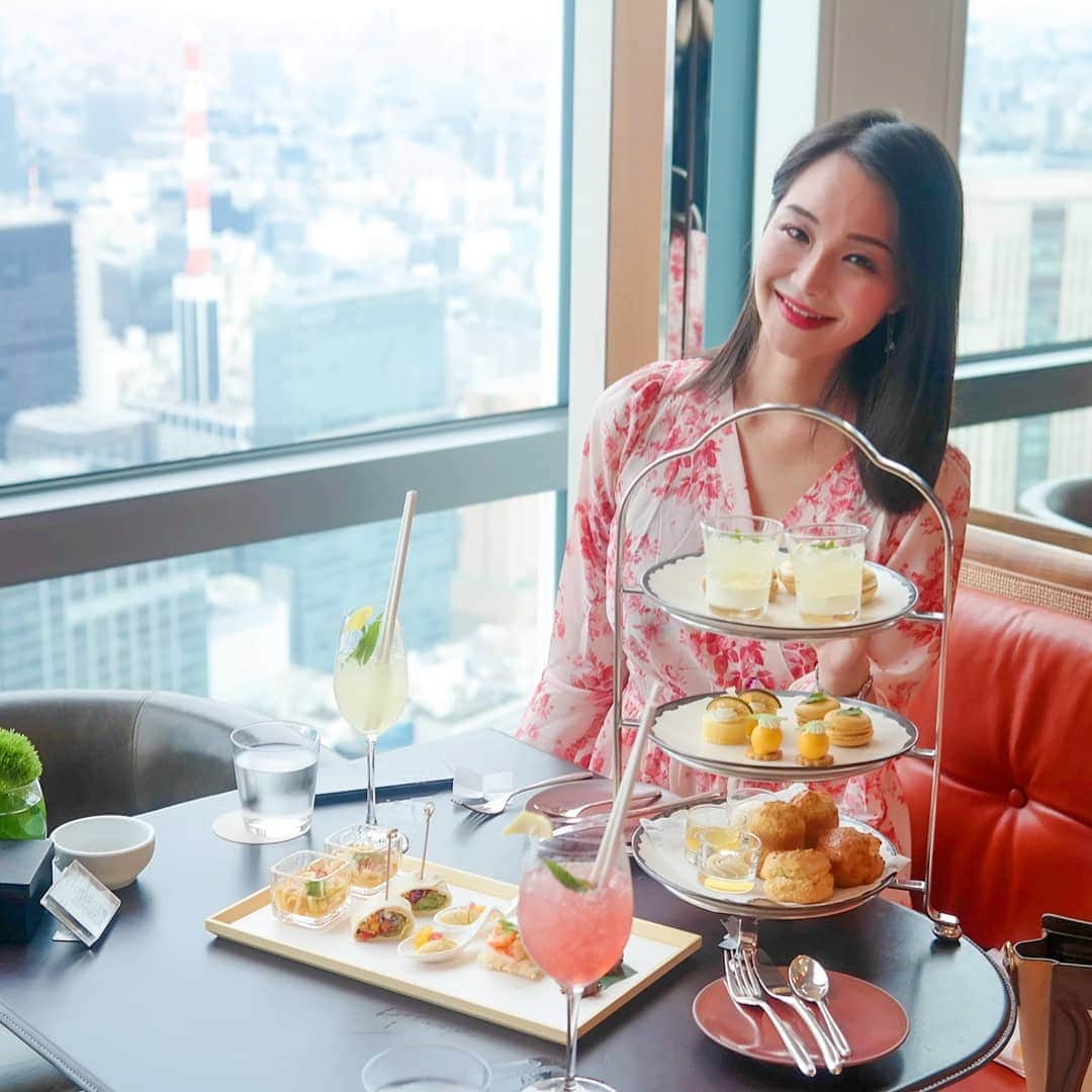 Miyu Toyonagaのインスタグラム：「🍋☕Delicious seasonal #lemongrass afternoon tea in best view in Tokyo at  @andaztokyo 🗼  待ち遠しかったレモングラスのアフタヌーンティー。  生演奏を聴きながらの51階から見える景色は格別🎼🗼  レモングラスを使ったセイボリー（塩気のあるスナック）がついてて海老のレモングラスソテー トムヤムクンソースが私好みでした🍋」