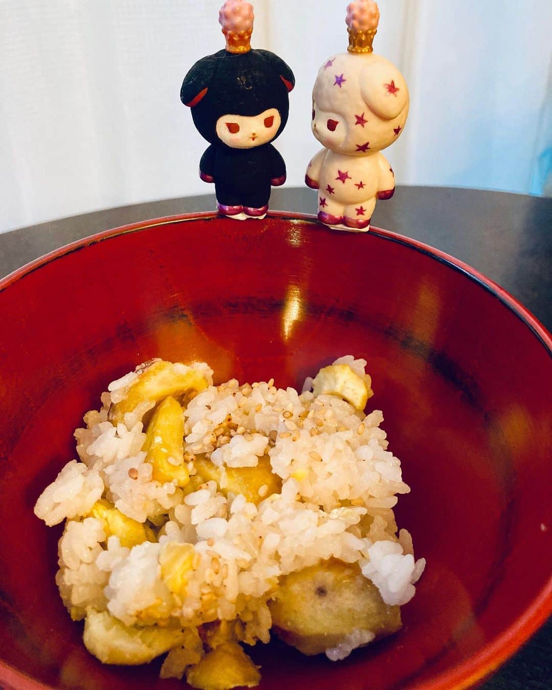 加倉井ミサイルのインスタグラム：「『#栗ごはん をあげるからiPadを教えてって、作者の母親が言うからビシバシ教えてあげたわ』 『クックック…すこしスパルタだったようね』 『栗ごはん、おいしい〜🦇😈🦇』  #今日のミミちゃん🐏 #todaysmimi🐏 #ワルミミ #warumimi #sofvi #vag22  #medicomtoy #絵本  #manga #cartoon #cartoons  #painting #illustration #art #artwork #artist #picturebooks #Childrensbook #childrenbook #stuffed #softtoy #softtoys #stuffedanimals #stuffedsheep  #sheep #happy」