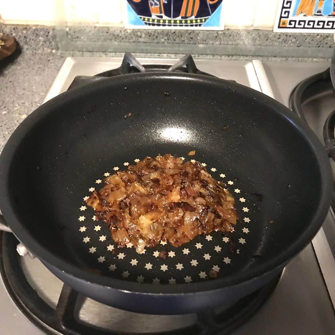 土屋眞弓さんのインスタグラム写真 - (土屋眞弓Instagram)「アーユルベーダの施術中からどうしてもインドカレーを食べたくなり、材料ゲットしてレンズ豆カレーを作りました‼️ 美味しい❣️ ギーで玉葱飴色になるまで炒め、色々なスパイスを使って好みの味に仕上がりました❣️ 小麦粉を使わずにスパイスだけなのでヘルシー😃 お米はロングライス サフランがなかったのでターメリックを代用して炊きました🍛 辛いです🔥🔥🔥 でも美味しい〜😍 大満足❤️❤️ 色々アレンジできるので次は海老カレー作ります🦐 カレーのお店も出来るかも😅  #indiancurry #brownlentilscurry  #glutenfree」9月27日 17時39分 - mayumi.vivian