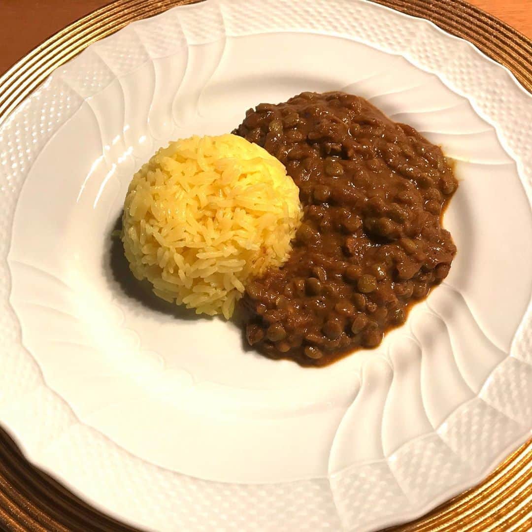 土屋眞弓のインスタグラム：「アーユルベーダの施術中からどうしてもインドカレーを食べたくなり、材料ゲットしてレンズ豆カレーを作りました‼️ 美味しい❣️ ギーで玉葱飴色になるまで炒め、色々なスパイスを使って好みの味に仕上がりました❣️ 小麦粉を使わずにスパイスだけなのでヘルシー😃 お米はロングライス サフランがなかったのでターメリックを代用して炊きました🍛 辛いです🔥🔥🔥 でも美味しい〜😍 大満足❤️❤️ 色々アレンジできるので次は海老カレー作ります🦐 カレーのお店も出来るかも😅  #indiancurry #brownlentilscurry  #glutenfree」