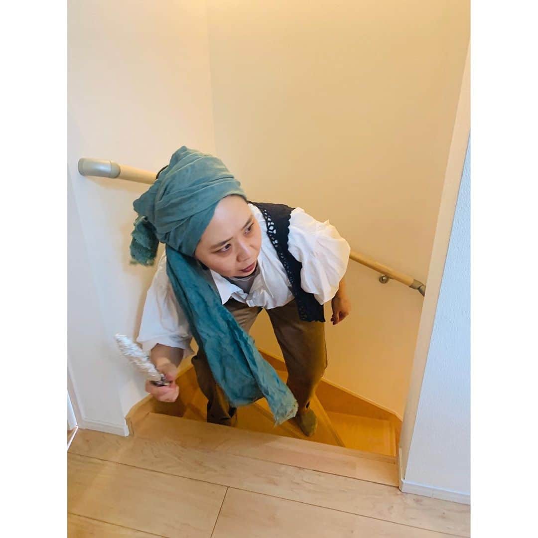 のインスタグラム：「我が家に海賊がやってきた🏴‍☠️✨この人、昨日のストーリーに出てきた畑の住人です🤣どれだけ守備範囲広いんだ！笑。  昨日家に帰ってから「突然ですが、明日海賊船パーティーやらない？」というめちゃくちゃな誘いに翌朝これで来れるってすごくないですか🤣あまりにもキャラが濃いので、もう今日から解禁してどんどん出していこうと思います❤️もとちゃんファンがつきそうだわ😎  海作ったり、アイシングクッキーやったり、チョコバナナ作ったり。今年一番早いハロウィンパーティー🎃よく遊びました👍👍 #実は二軒先に住むご近所さん #もとちゃん #ハッシュタグまでできてしまった #ハロウィンパーティー」