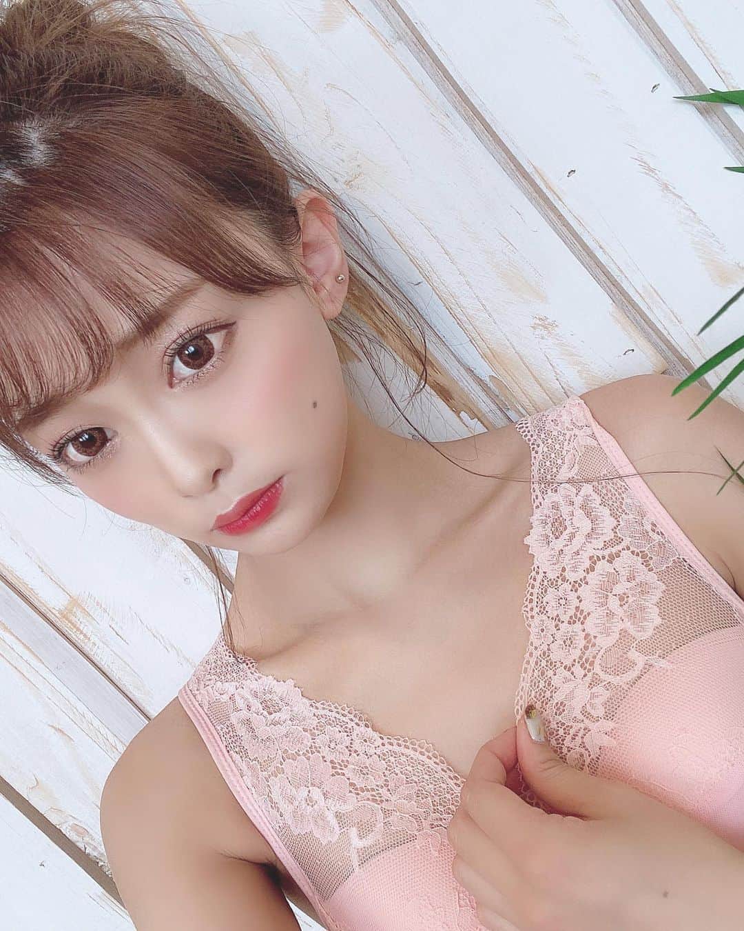 のインスタグラム：「﻿ ﻿ 福井にお邪魔したときも﻿ ルルクシェル持って行ったよ🤤💓﻿ ﻿ 旅行先とかでは特に楽で、リラックス出来るものを👜﻿ ﻿ このレースの部分がチクチクするものは﻿ かゆくなったりするから使えないんだけど﻿ ルルクシェルは可愛いのに本当に着心地がいい。﻿ ﻿ ちなみに夜寝るときにつけるときは﻿ 少し緩めのホック2つ目とかにしてるよ！！﻿ ﻿ 形は綺麗に保ちたいけど苦しいのも嫌だしね🥺﻿ ﻿ ﻿ 新色出ないかなぁ〜ってわくわくしておる。（笑）﻿ ﻿ ﻿ ルルクシェル買ってくださってる方からの﻿ タグ付けやストーリーが嬉しくて﻿ 届くたびにニヤニヤしてるよ🙊💓﻿ ﻿ ﻿ @lulukushel ﻿ #くつろぎ育乳キャミ #ナイトブラ﻿ #ナイトブラキャミ #キャミ #キャミソール﻿ #ルルクシェル #lulukshel #育乳ブラ ﻿ #ルルクシェル公式アンバサダー #PR﻿」