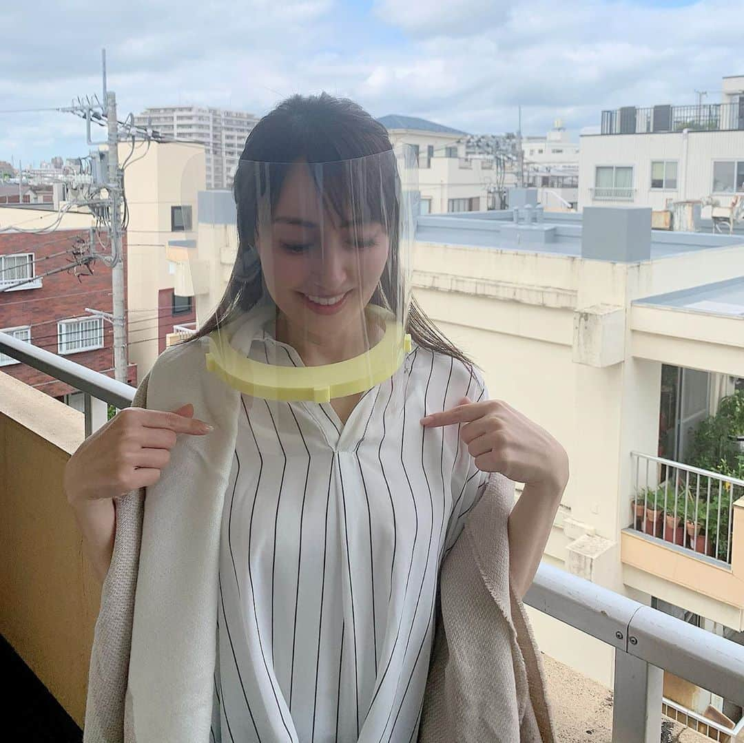 矢田亜希子さんのインスタグラム写真 - (矢田亜希子Instagram)「newフェイスシールド！これ快適！ #ドラマ#ロケ#今日は晴れた#いい気候#フェイスシールド#最新型#マグネット付き#うまい棒がとまらない#コーンポタージュ味#チーズ味#明太子味#この３つ好き」9月27日 17時42分 - akiko_yada