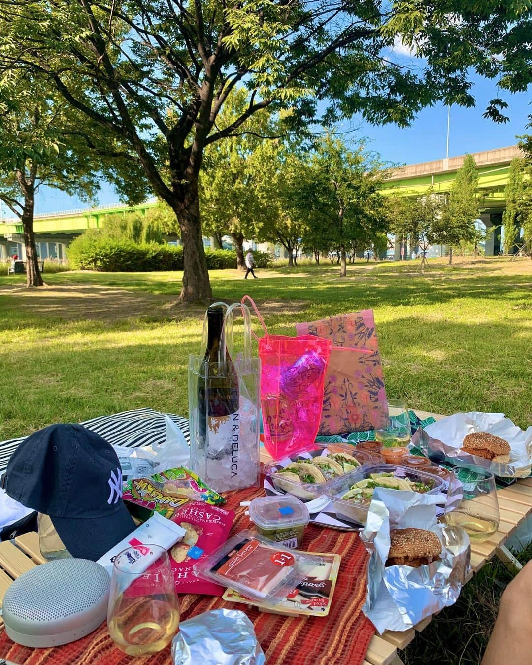 ソン・ナウンさんのインスタグラム写真 - (ソン・ナウンInstagram)「Girls day out picnic☀️😎😷」9月27日 17時43分 - marcellasne_