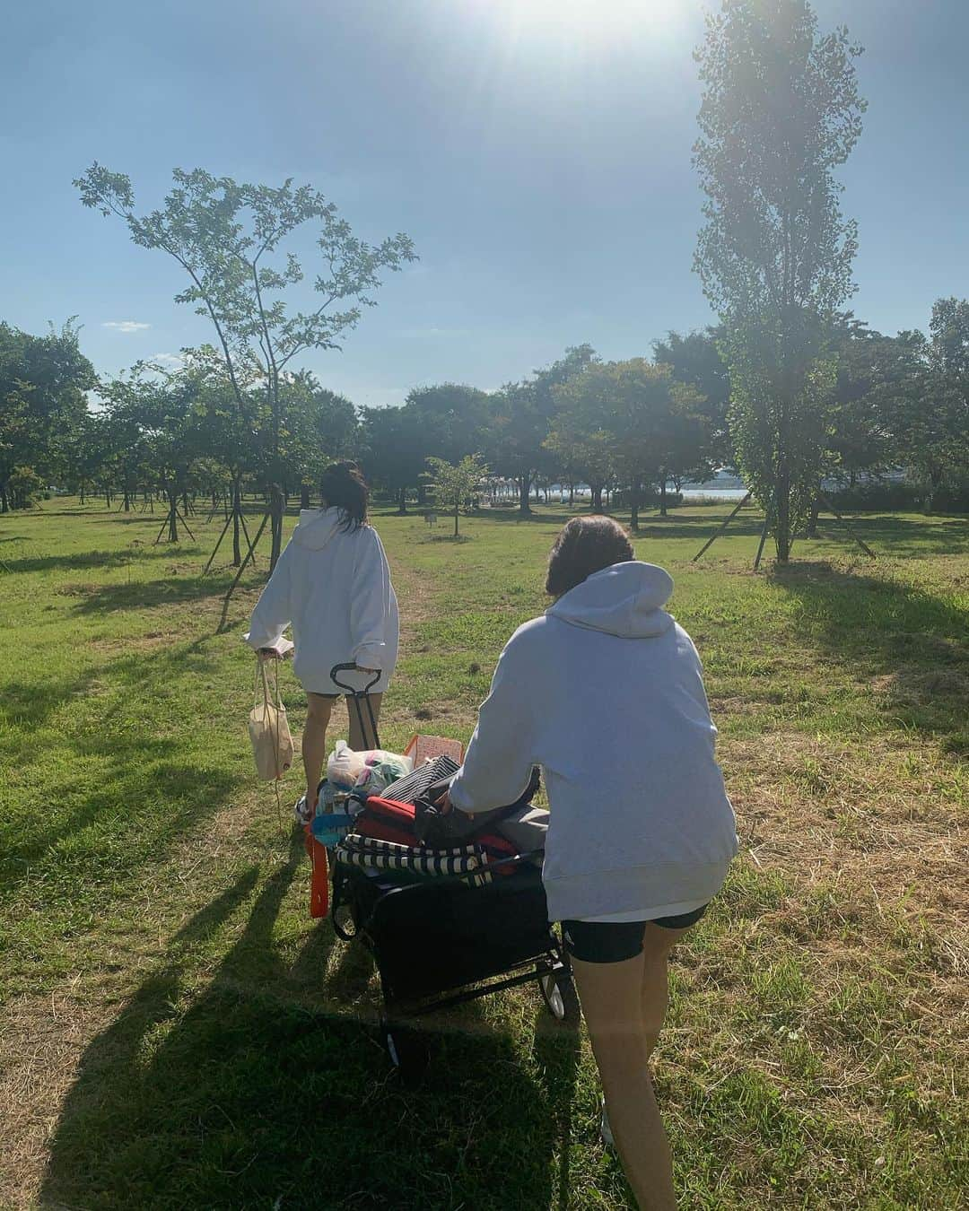 ソン・ナウンさんのインスタグラム写真 - (ソン・ナウンInstagram)「Girls day out picnic☀️😎😷」9月27日 17時43分 - marcellasne_