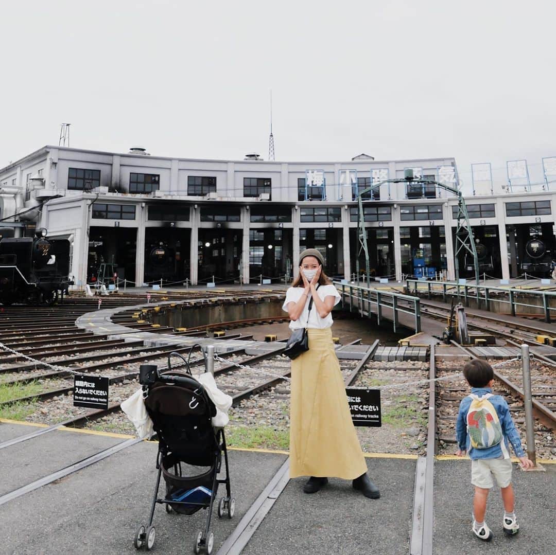のインスタグラム：「.﻿ 🚄京都鉄道博物館﻿ ﻿ かいりはここに来て直ぐに﻿ 機関庫だ‼️と興奮していました。﻿ ﻿ 機関庫すぐ分かるの凄くないか❔﻿ 侮れません3歳児。﻿ ﻿ 想像以上に喜んでくれて良かった！﻿ 通常と比べだいぶ空いてるみたいです今。﻿ ﻿ 1時間おき位にまた行きたいと言ってるので﻿ 今度は🧓🏽👵🏽に大宮のも連れてってもらおう✊🏽﻿ ﻿ ﻿ あ、あと質問たくさん頂いたこの日のスカートは @room306contemporary です!!  webでしか見てないけど絶対可愛いと思ったら 間違いなかったです💛﻿ ﻿ ﻿」