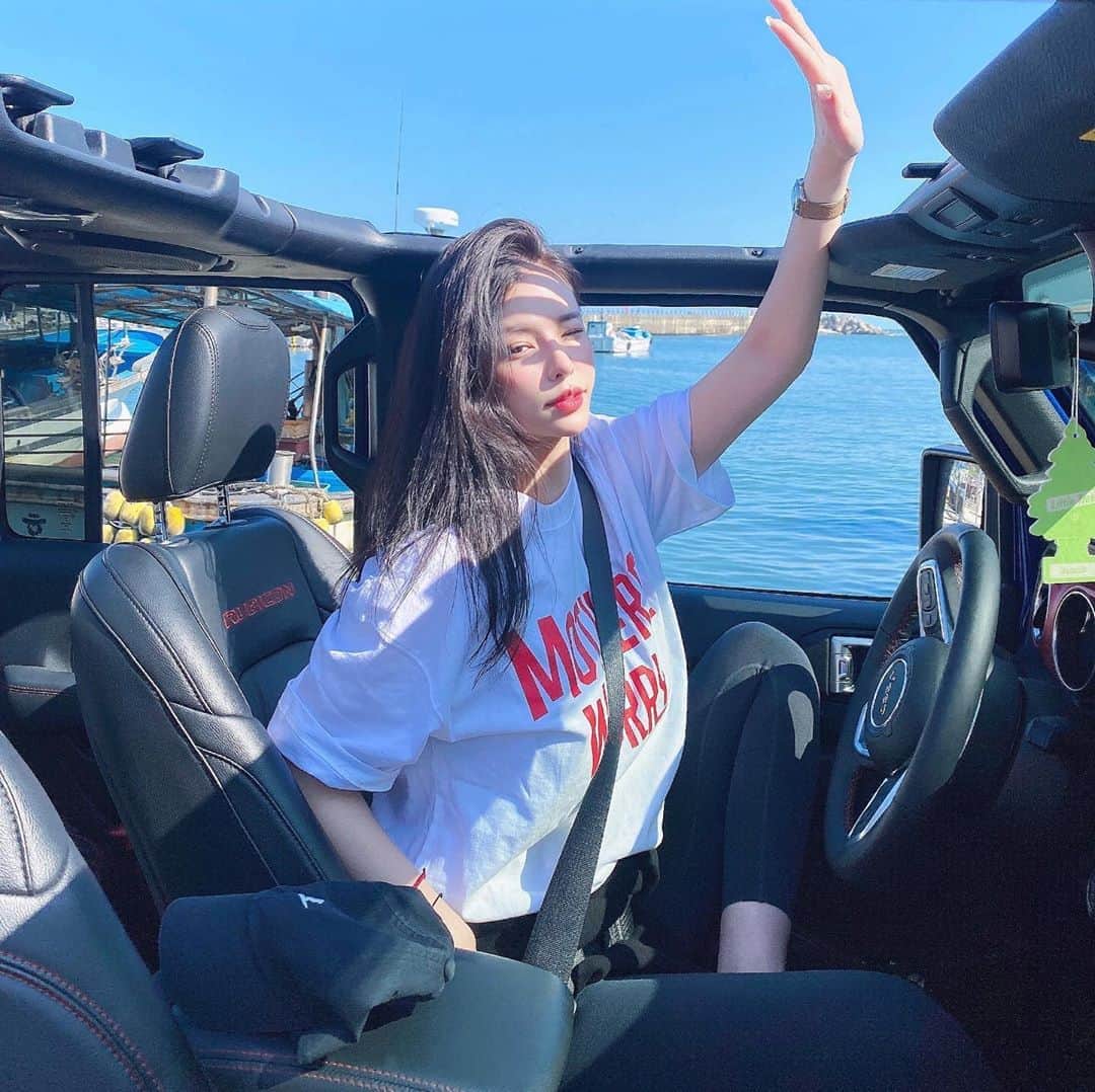 クォン・スジョンのインスタグラム：「급 떠난 강원도 여행. 티셔츠 예쁘죵? 탐나시는 분 손!! 🤚🏻 #티셔츠 #💚 #강원도 #캠핑 #불멍 #양양여행」