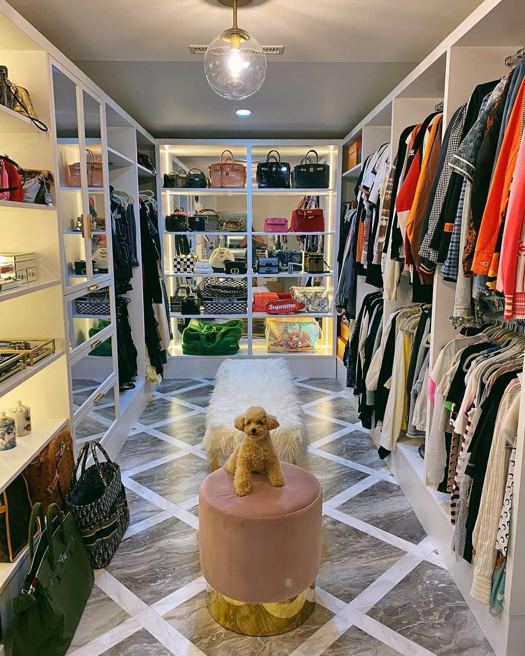 megbabyのインスタグラム：「🏡🐶closet完成🤍 ストーリーの質問にもおうち見たいという声が多かったのでチラッと🤫closetのデザインは自分でしたので理想的なものになったよ✨」