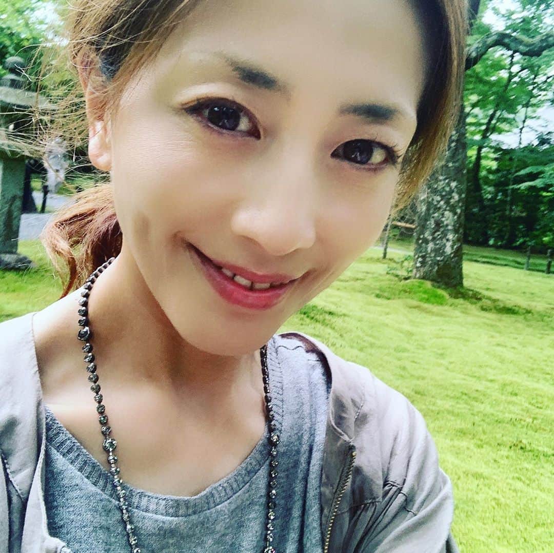 小林美香子のインスタグラム：「京都に行ってきました。 三千院はとても、苔の緑が綺麗で癒されました。  お守りの返納と、合格祈願💮 見守ることしかできませんが、頑張ってほしいです。」