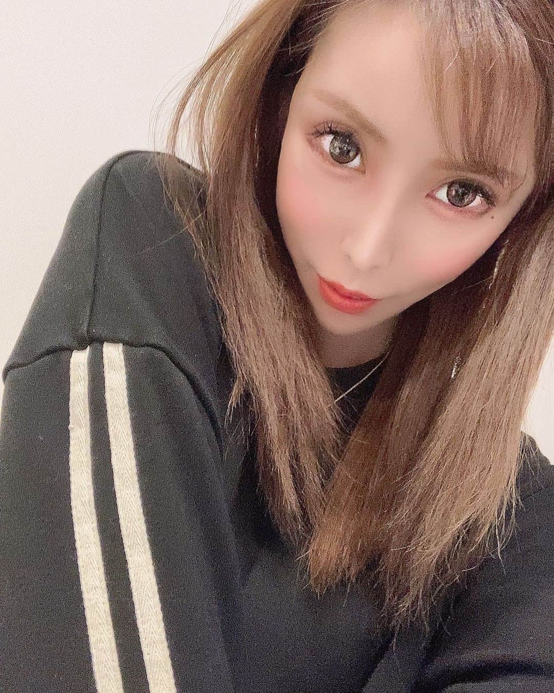 高橋沙弥華のインスタグラム：「久しぶりにお化粧した👩🏼💓  セレクトショップのトプ画も今頼んでて、出来るの楽しみ😊  9月中に11000円以上購入してくれた方とリピーター様にはノベルティを商品と 別送で🎁させていただきます✨  @selectshop.selepuu  ↑優しい人フォローお願いします🥺🙏  #久しぶりの #make #セルフィー #自撮り #セレクトショップ #在宅ワーク #在宅ワーク始めました #楽ちん #セットアップ」
