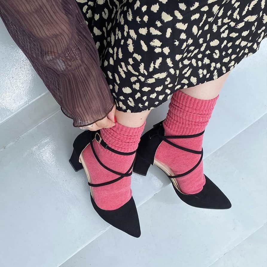 のインスタグラム：「.⁣ 暗めの洋服×ピンク色の靴下が、秋のお洒落コーデの方程式？⁣ .⁣ 黒やブラウンなど暗めの色がお洒落な秋。そこにパッと目を引くピンク色の靴下を合わせれば、アクセントの効いたお洒落なコーデが完成しそう。靴下専門店『Tabio（タビオ） @tabio.jp 』では、お洒落なピンク色の靴下が勢揃いしているのだそう。コーデを格上げするためにも、一足持っておいて損なしですよ♡⁣ .⁣ MERYでは他にも「かわいい」に近づくさまざまな情報を発信しています。⁣ @mery.beauty コスメ・美容に特化した情報をお届け♡⁣ @mery_spot 話題のカフェやお出かけスポットをご紹介！⁣ @_meryshop_  MERYセレクトの可愛いアイテムがたくさん⁣ こちらもぜひチェックしてみてください！⁣ .⁣ .⁣ photo by @tabio_daikanyama⁣ .⁣ #MERY #regram #instagram #instafashion #fashion #ootd #coordinate  #데일리룩 #옷스타그램 #오오티디 #코디 #패션 #패션피플 #tabio #socks #fall #pink #タビオ #靴下 #靴下コーデ #足元倶楽部 #コーデ #コーディネート #ファッション #今日のコーデ #今日の服 #お洒落 #お洒落さんと繋がりたい #MERY女子 #メリー」