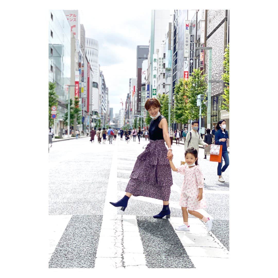 廣瀬規子のインスタグラム：「久しぶりの銀ブラ ・ 歩行者天国って、気持ちがいいなぁ😊 ・ ・ お嬢と花柄リンクコーデしました🌸 ・ ・ #銀座 #銀ブラ #3歳女の子 #親子コーデ #fashion #meanddaughter」