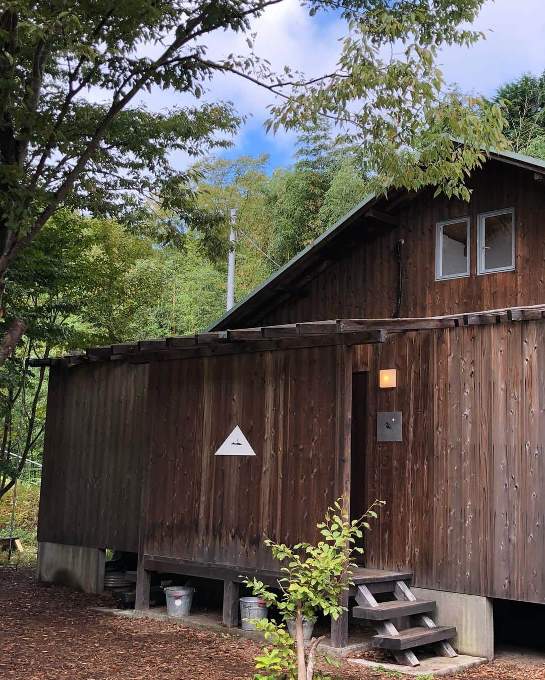 yukoさんのインスタグラム写真 - (yukoInstagram)「2020.9.27 ・ 週末はグランピングへ🏕 昨日は肌寒くてニットカーデを持参して正解でした♡ ・ cardigan.tops.necklace #damefrank denim #upperhights  shoes #convers bag #setsukosagittaire」9月27日 18時01分 - sa_youu