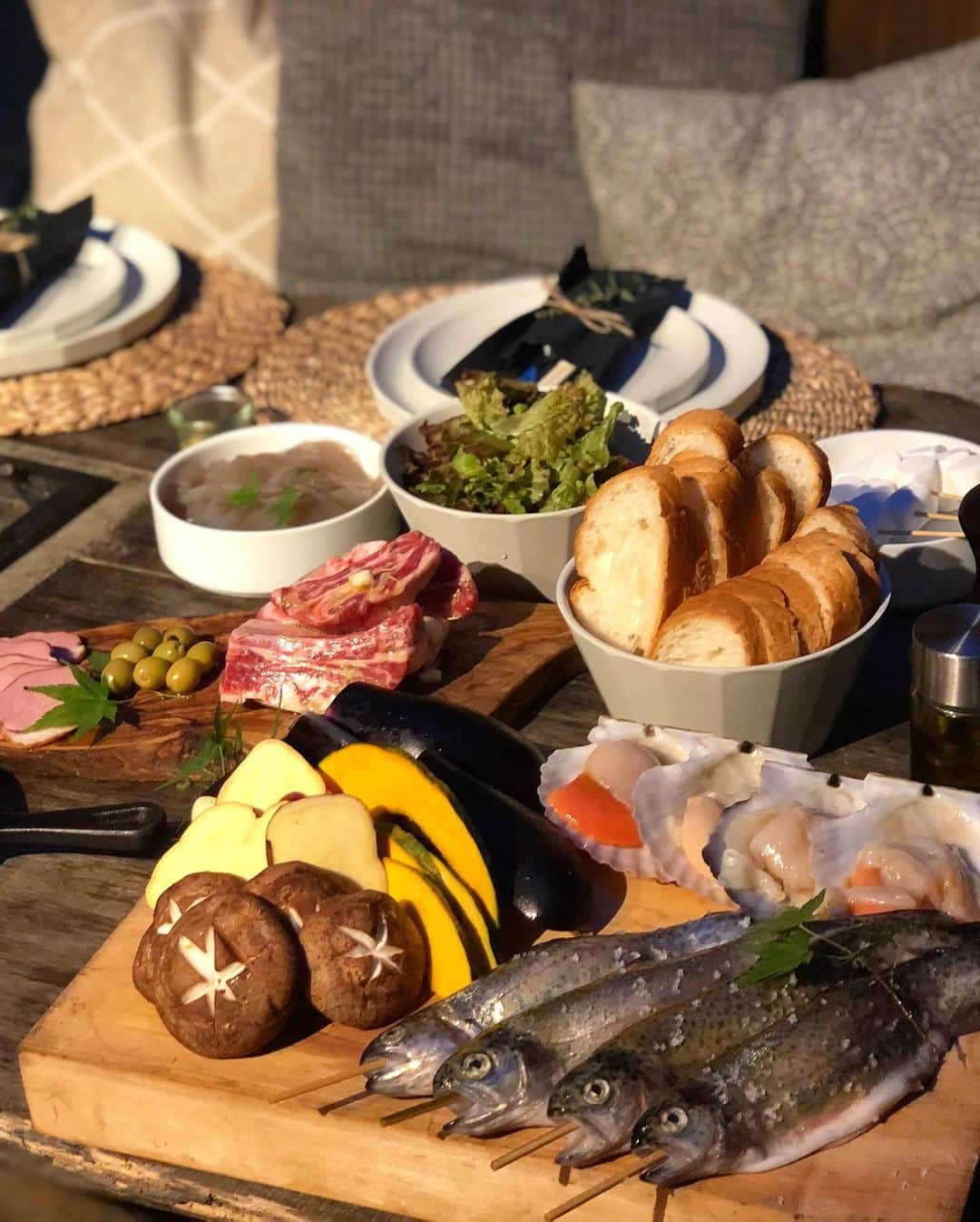 yukoさんのインスタグラム写真 - (yukoInstagram)「2020.9.27 ・ 週末はグランピングへ🏕 昨日は肌寒くてニットカーデを持参して正解でした♡ ・ cardigan.tops.necklace #damefrank denim #upperhights  shoes #convers bag #setsukosagittaire」9月27日 18時01分 - sa_youu