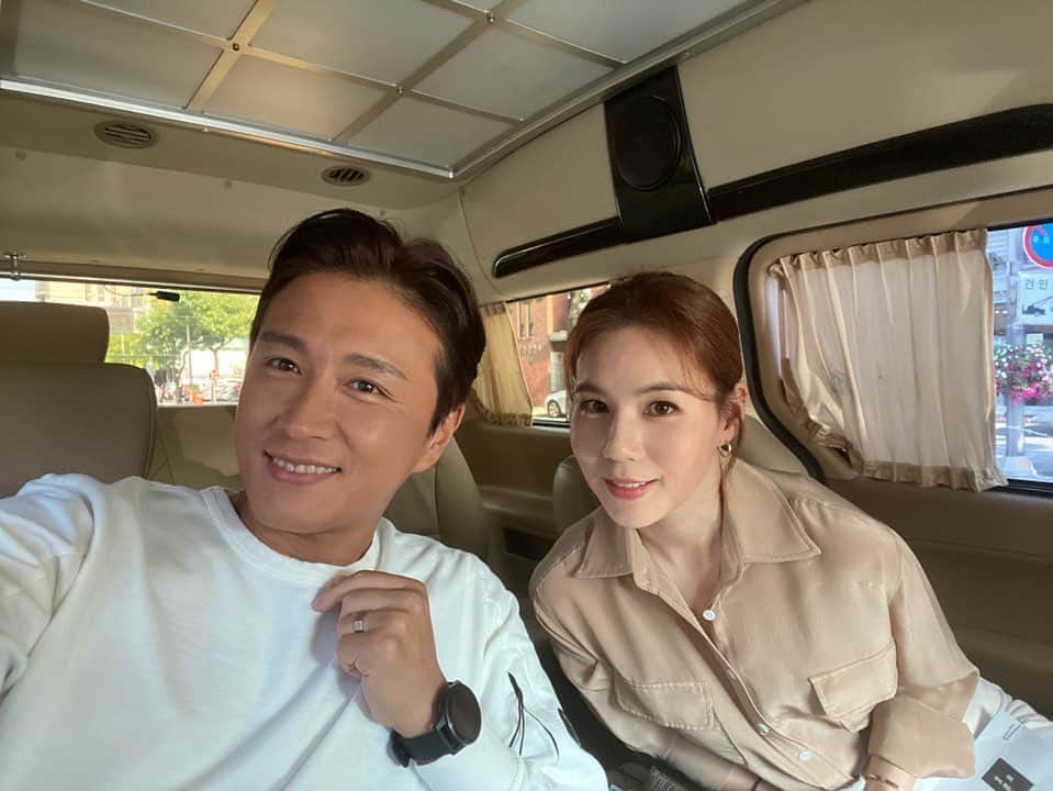 パク・シウンのインスタグラム：「#😍 . . 이셔츠 많이 물어보셔서요~^^~ 제가 구매한지 5년도넘은옷이라 구매는 힘들듯하지만~😅 #이큅먼트 #equipment 에서 한번 찾아보세요~🤗」