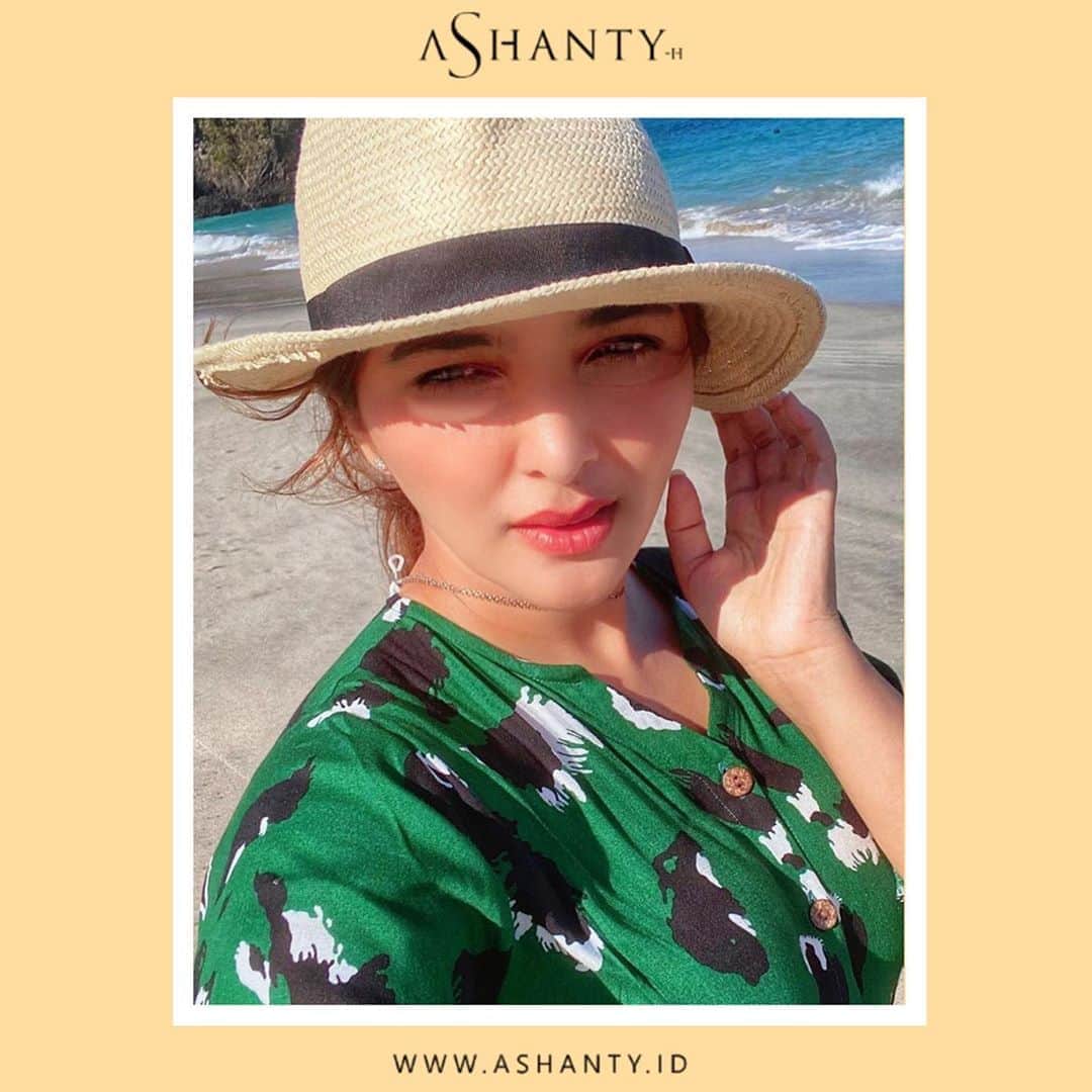 ASHANTY BEAUTY CREAM OFFICIALのインスタグラム：「Sudah saatnya merawat wajah sebelum menyesal dikemudian hari, pastikan kamu menggunakan skincare yang terpercaya dan aman yaaa. Ashanty Beauty Cream sudah terbukti ampuh dan aman untuk merawat dan menutrisi kulit wajah. Ashanty Whitening Cream Series Bermanfaat untuk mencerahkan kulit  wajah, melembutkan, melembabkan, menghilangkan noda hitam, mengecilkan pori - pori dan membuat kulit lebih sehat 🌸  _____________________________ Informasi dan pemesanan  Ashanty Beauty Cream Chat Via WA : WA: 087778489900 WA: 081293823950 WA: 081287388885 WA: 085781140354 ⚡️ Fast Respons Click Link On Bio Instagram @ashantyid ❣️ ______________________________ #ashantybeautycream #creamashanty #skincareashanty #skincare #skincareartis #skincarelokal #creamwajah #creamperawatanwajah #obatjerawat #jerawat #kosmetik #krimwajah #creamwajah #whiteningcream #ashantyid #ashanty」