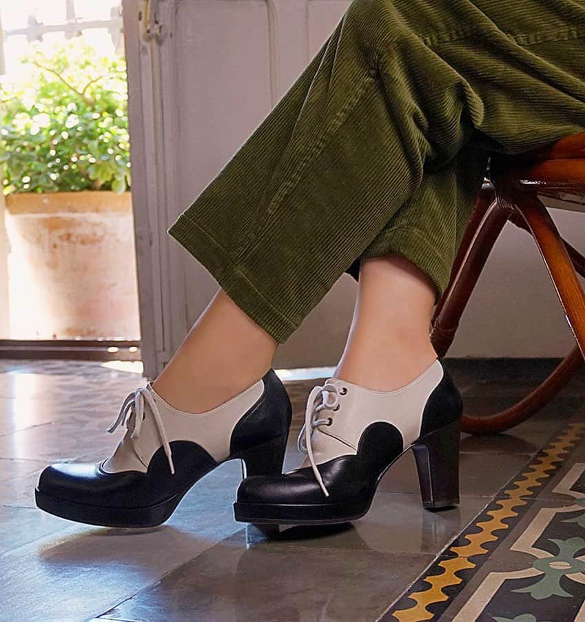チエミハラさんのインスタグラム写真 - (チエミハラInstagram)「Style JULEM in 🤍🖤 Also available in green and brown at chiemihara.com 💫  . . . #ilovemychies #chiemihara #fw20 #newcollection #madeinspain #womenshoes #designershoes」9月27日 18時12分 - chiemihara