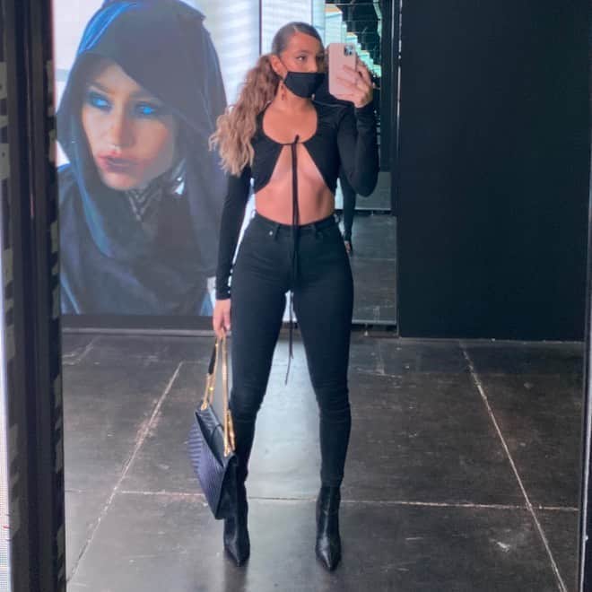 Val Mercadoのインスタグラム：「Evolving involves eliminating 🌟🖤✨」