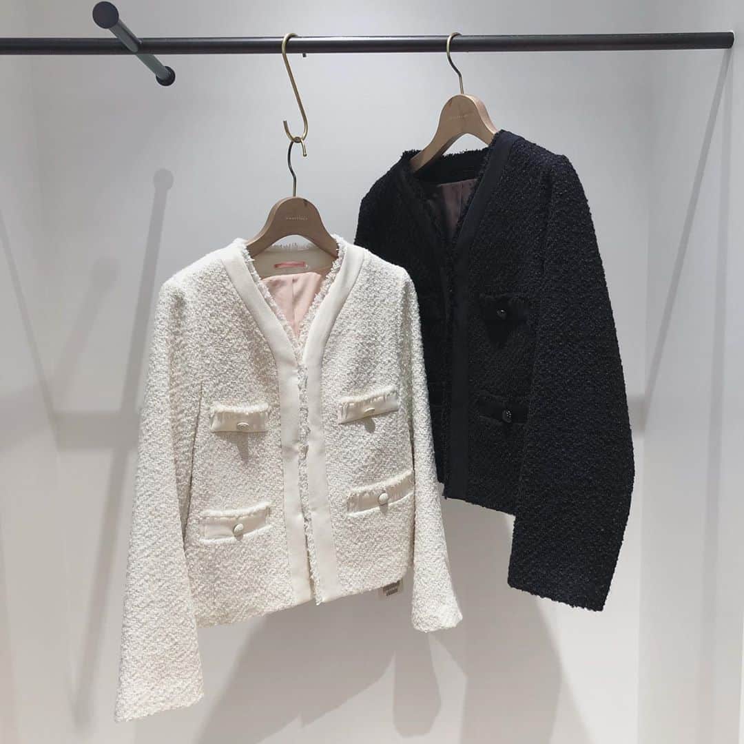 Bon mercerie_ボンメルスリー公式さんのインスタグラム写真 - (Bon mercerie_ボンメルスリー公式Instagram)「【new arrival】﻿ ﻿ 秋のツイードジャケットはいかがですか？﻿ ﻿ ボタンが凝っていたり、ネームタグがリボンだったりデザイナーのこだわりたっぷりなボンメルスリーのジャケット。﻿ ﻿ 982-49300﻿ ¥18,000+tax﻿ ﻿ .﻿ .﻿ ﻿ ﻿ #anatelier #アナトリエ #bonmercerie ﻿ #ボンメルスリー #shinjyukumylord ﻿ #新宿ミロード #newarrival﻿ #ジャケット #ツイードジャケット #tweed #tweedjacket ﻿ #秋始まり #秋 #秋服 #最後の秋」9月27日 18時14分 - anatelier_shinjukumylord
