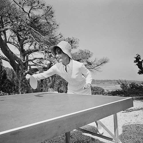 Meganさんのインスタグラム写真 - (MeganInstagram)「Audrey playing table tennis during filming for Stanley Donen’s 1967 ‘Two For The Road’ in St Tropez. ⚡️  . . . . #audreyhepburn #sttropez #buckethat」9月27日 18時18分 - zanzan_domus