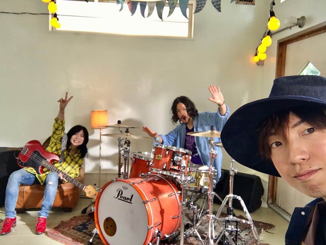 三好春奈のインスタグラム：「今日はわいわい朝からMV撮影しております。お昼はながーい空き時間があったので近くの海岸でお散歩したり、美味しいなめろう食べたりして、今激烈な眠気に耐えながら次の出番(20:00)待ち！外にいるけど金木犀の香りが嬉しい季節になりましたねー☺️ #music #bass #video #金木犀 #秋」