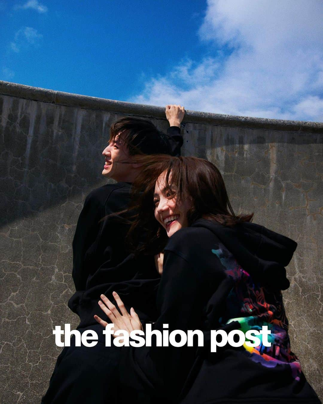 The Fashion Postさんのインスタグラム写真 - (The Fashion PostInstagram)「#fashion VERSACE with Airi Matsui & Hiroya Shimizu  『松井愛莉×清水尋也、ヴェルサーチェで軽やかに風をはらんでストリートへ』  Tシャツやスウェットシャツ、ショーツといったデイリーに着られるアイテムにも、メゾンのアイデンティティは健在。創業者 Gianni Versace (ジャンニ・ヴェルサーチェ) のサインロゴをスポーティなルックに加え、高級感を添えるのが VERSACE 流のラグジュアリーストリートだ。  model: Airi Matsui & Hiroya Shimizu photography: Kodai Kobayashi videography: Hiroshi Tanizaki styling: Sumire Hayakawa hair: Mikio Aizawa make up: Marino Asahi edit: Manaha Hosoda & Mikiko Ichitani text: Manaha Hosoda  #TFP #TheFashionPost #VERSACE #ヴェルサーチェ #AiriMatsui #松井愛莉 #HiroyaShimizu #清水尋也」9月27日 18時19分 - tfpjp