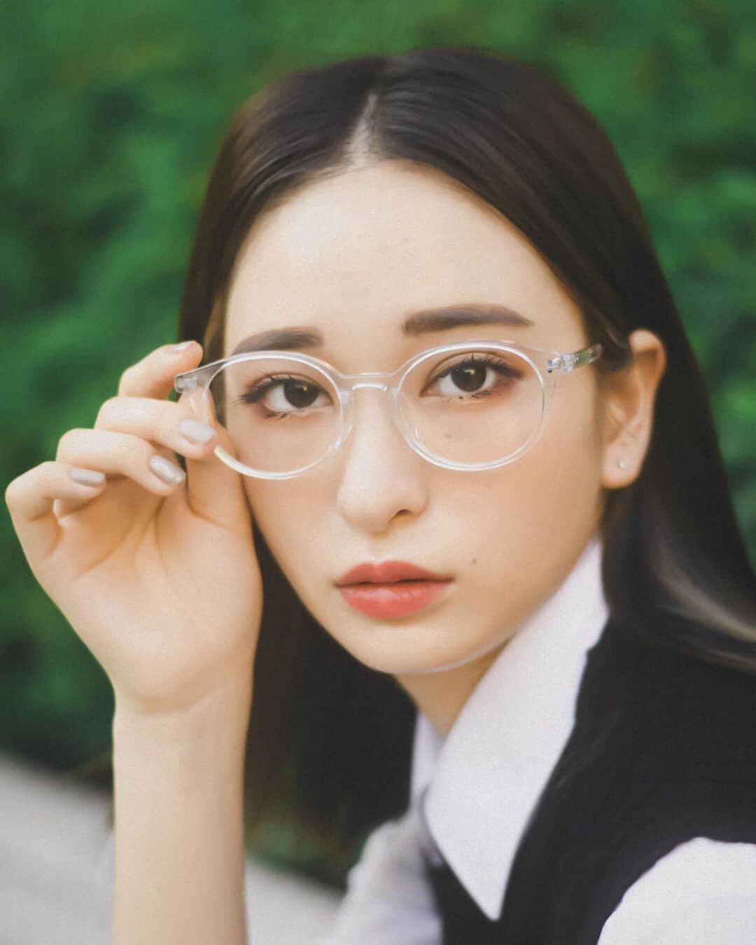 Zoff Officialのインスタグラム：「女子たちの間で""とにかく盛れる""と話題の #中国メイク 💄 赤みのあるアイシャドウのニュアンスを引き立ててくれるのはトレンドのクリアフレームのメガネ。しっかり目の眉メイクと喧嘩せず、マットな肌と絶妙なコントラストが生まれて透明感アップも狙えそう！  Zoff CLASSIC ZA201011_00A1 ¥5,500(税込)  model @kobo_gram17  #zoff #zoffclassic #fashion #zoff女子 #ゾフ女子 #チャイボーグ #チャイボーグメイク #メガネ #眼鏡 #メガネ女子 #ファッション #秋コーデ #秋ファッション #お出かけコーデ #アイメイク #アイシャドウ #眉メイク #クリアフレーム #ダークヘア #黒髪」