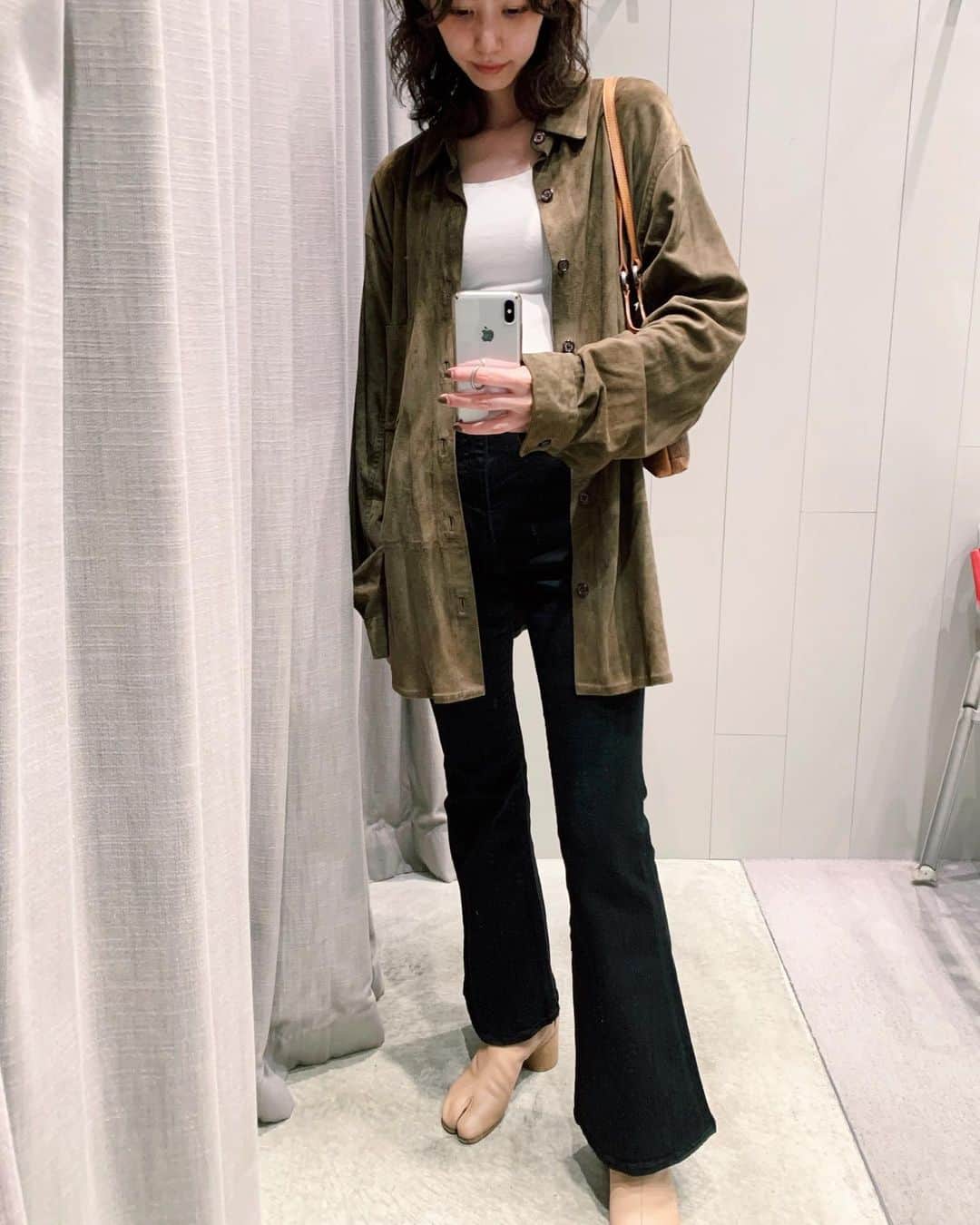 Shiho Sasakiのインスタグラム：「だいぶ秋めいた気温になってきましたね🌾 そんな日の私服✌️ 皆さんよりひと足お先に HW Rebirth FLARE JEANS をゲット致しました👖 私はBlackにしたよ🐼 ばっちりホールド感はあるのに ハイパワーストレッチで履き心地抜群です💯 10/2発売になるので、もうしばらくお待ち下さいませ✨ #MOUSSYJEANS#MOUSSY#MOUSSYSNAP#maisonmargiela#vintage#古着#マルジェラ#tabi」