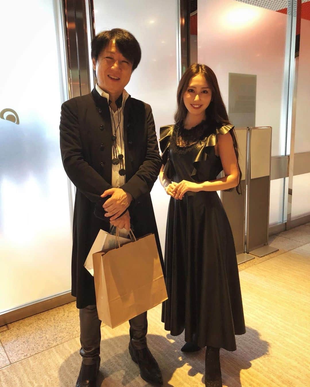 八尋莉那のインスタグラム：「今日はマネージャーと共にサックス奏者、中村健佐さんのコンサートへ♪ 健佐さんとはお仕事でご一緒する機会が何度かありましたが、私自身がいつも緊張してしまっていたので😂💦 初めて落ち着いた気持ちで健佐さんの音楽を楽しませて頂きました☺️💕 感動の一言につきる音色に癒されて幸せな時間を過ごさせていただきました🎷 オンラインコンサートもこれからスタートされるそうです☺️ご興味がある方は是非✨  珍しく全身のお写真です☺️🌟 健佐さんのお衣装、レザーのパンツ〜😎❗️ 今日はこのワンピースをチョイスして良かったと思いました♪」