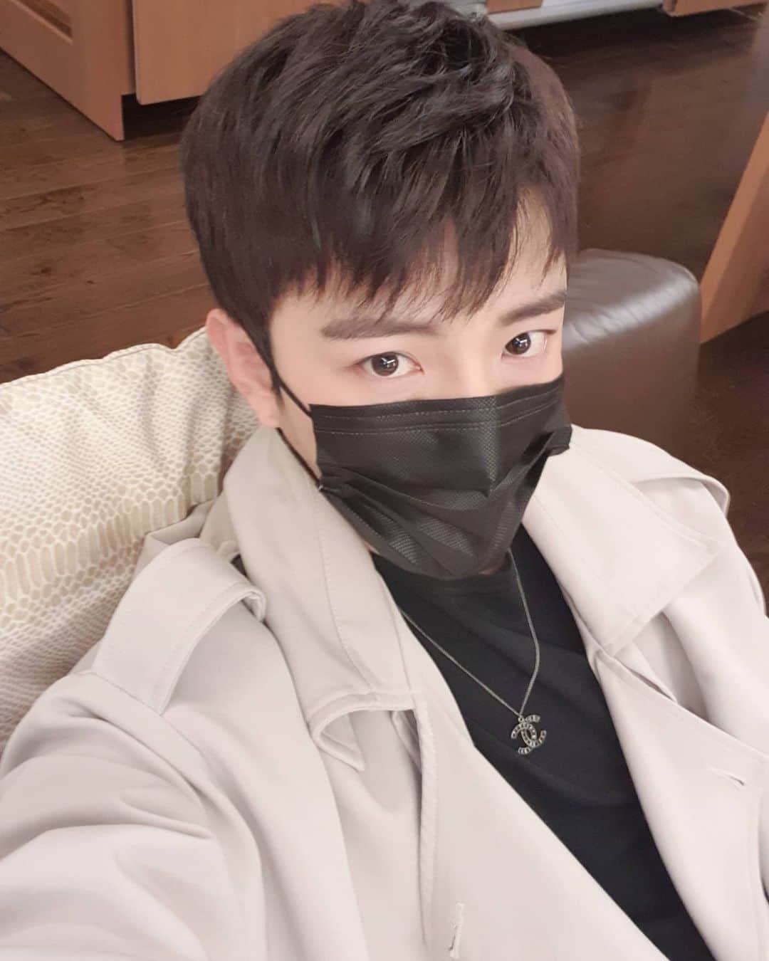 ユソンのインスタグラム：「#일요일 #마스크 꼭쓰세요~^^」