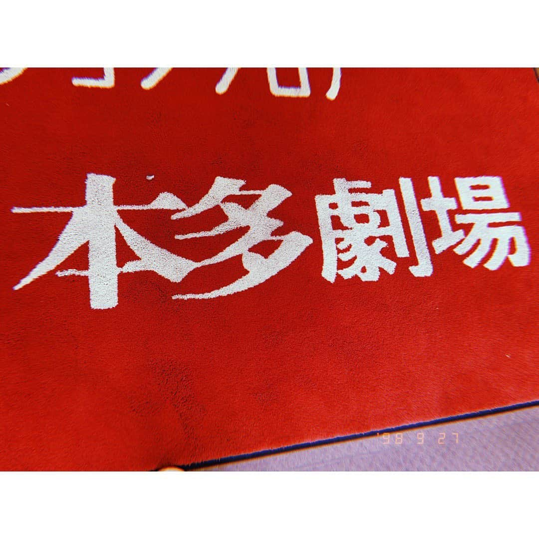 笹丘明里さんのインスタグラム写真 - (笹丘明里Instagram)「. プライベートでも本当に良くして くださり、わたしの憧れの先輩 篠原あさみさんご出演の、 東京マハロさんの 舞台【分際】を 観劇させていただきました☺️💐 （感染防止のため面会ができなかった ので、結婚式に来ていただいた時や 観劇の時の写真を上げちゃう♥️） . 以前共演させていただいた大好きな、 東京マハロさんの小野由香さんにも ロビーでお会いできて、 本当にうれしかったです😆🙏💓 . ひさびさの観劇ってだけで わくわくするのに、大好きな方々に 会えるこの喜び、、🥰💓 とっっっても久々に心踊りました💕 あぁ、こんな素敵なことが 当たり前になる日常に一日もはやく また戻ってほしいなあ、、。 . 作品は、３分遅れで産まれてきた 〝双子の次女〟が主人公のおはなし。 . ９分遅れで産まれてきた双子の次女の わたし。この時点でもうぐっさぐさ 刺さりまくり。わかるぅぅぅって。 あるのですよ。 【１言う前に１０伝わる】みたいな 事が。(うちは二卵性だけれど😂） . やっぱりお芝居って素晴らしい。 舞台って素敵だ。そんなことを改めて 噛み締めた１日になりました☺️💭💕 . #篠原あさみ さん @asami_atower #小野由香 さん @shishimarumaruy #舞台 #東京マハロ #分際 #本多劇場 #下北沢 #下北 #下北沢本多劇場 #観劇 #グッドディスタンス . #アルカンシエル南青山 #結婚式 #二次会 #結婚式二次会 #wedding #weddingdress #ウエディングドレス #ワタベウェディング #akari_bridal #プレ花嫁 #卒花嫁 #笹丘明里 #花嫁ヘア #ハイライト #花嫁」9月27日 18時27分 - akari_sasaoka