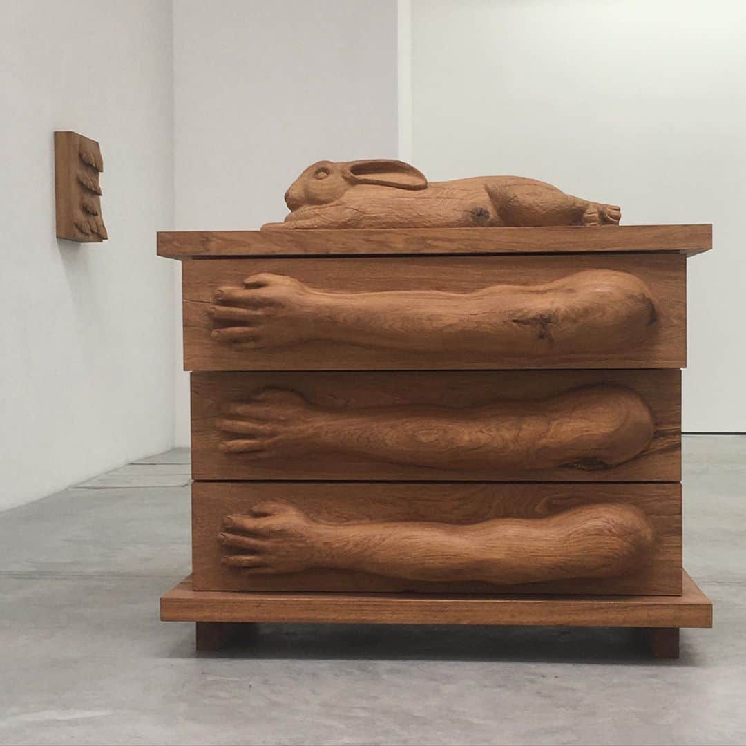 ジャンポールレスパナールのインスタグラム：「. RUN to @clearing_new_york_brussels next to Wiels to see this absolutely fantastic exhibition by Daniel Dewar & Gregory Gicquel. And a 😉 to all my friends who told me I would love this. You know me so well. ♥️ #animalsandsculpture #danieldewargrégorygicquel」