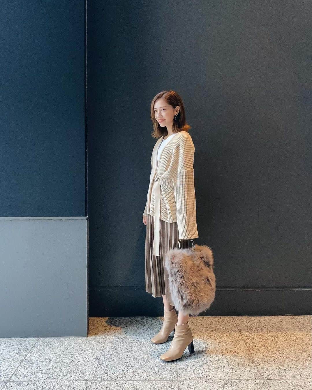 石黒美帆のインスタグラム：「*﻿ 🧸﻿  knit#rustal﻿ skirt#kuih#kuihst @kuih_store  bag#violadoro﻿ boots#emmelrefines  ﻿ ﻿ 肌寒くてニットでちょうど良かった日🧶﻿ 光沢感のあるプリーツスカート、使いやすいし合わせやすい♡﻿ ﻿ ﻿ ﻿ #fashion#fashionstyle#fashiongram#instafashion#outfit#ootd#dailylook#패션#오오티디#ファッション#コーデ#クイ#秋服#秋コーデ#シンプルコーデラスタル#ヴィオラドーロ#プリーツスカート #ニットカーディガン」