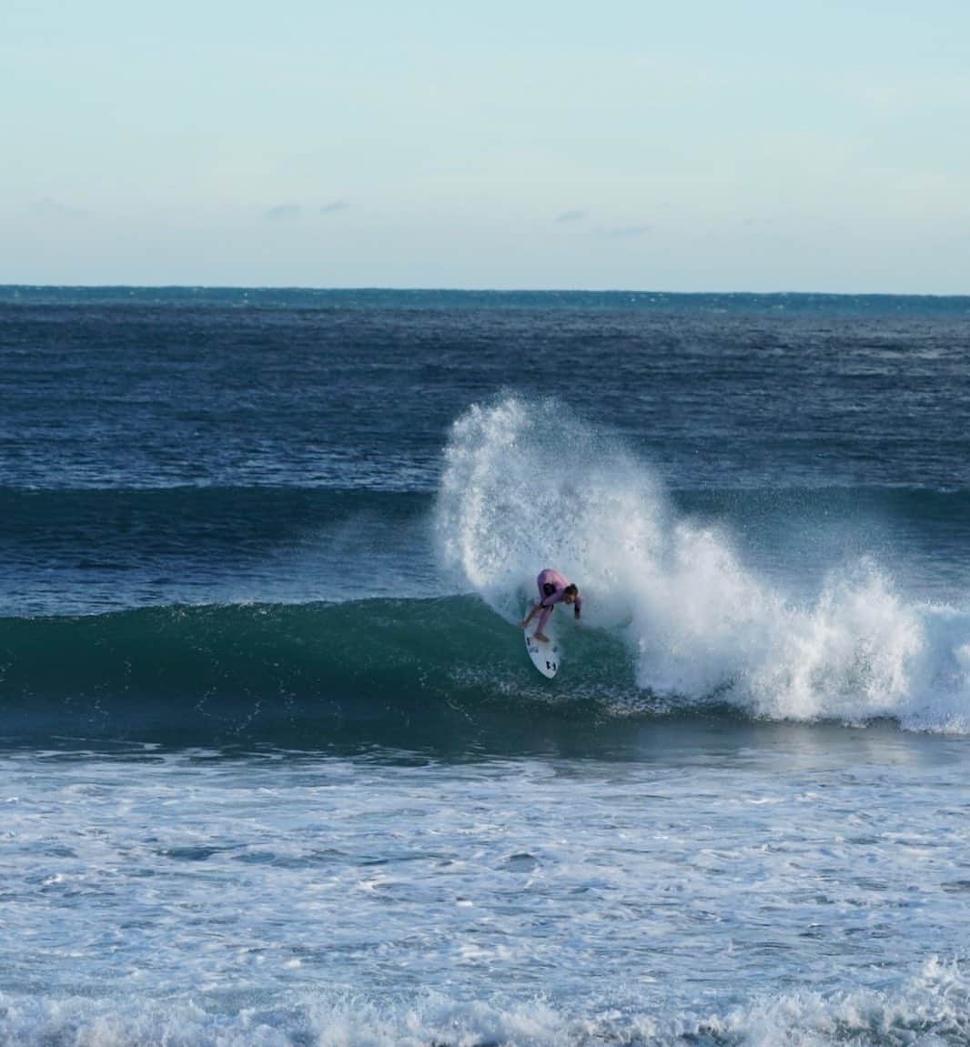 のインスタグラム：「🌊💙  📷@beluga_photo  @billabongwomensjp @whitebuffalo_official @fcs_japan @hlna.jp @fijiwaterjapan @lux_jp_official #yusurfboards #aerotec #bravo」