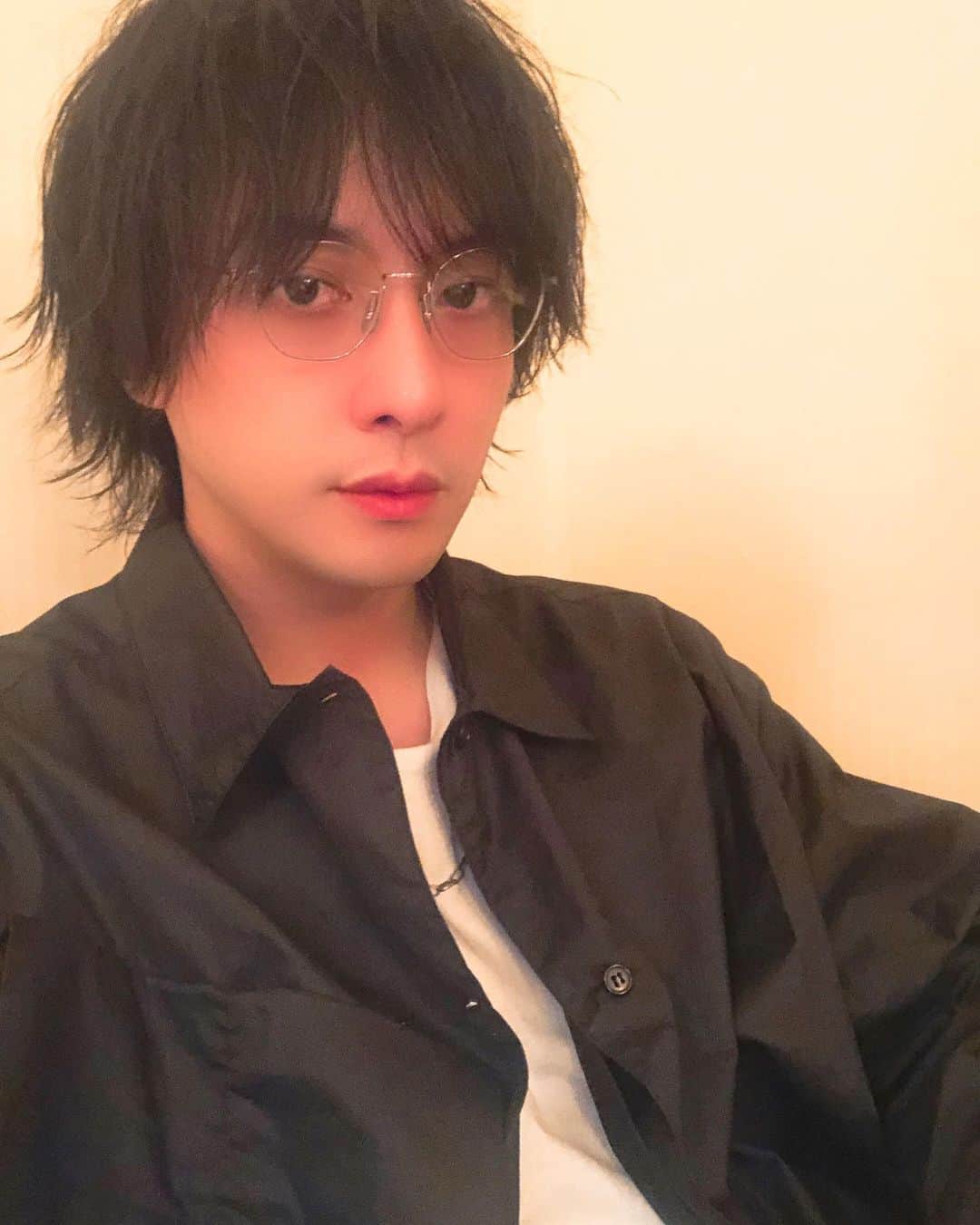 渡部秀のインスタグラム：「苦手なのであまりしませんが 自撮りです。 季節の変わり目お風邪などひきませぬ様に皆様お身体ご自愛下さい。」