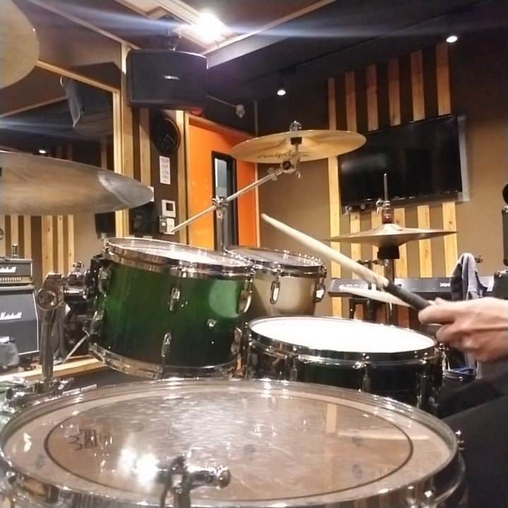 Yusukeのインスタグラム：「HEROドラムワンフレーズ🥁  #ドラムワンフレーズ #heroyusuke  #ドラム #drums」