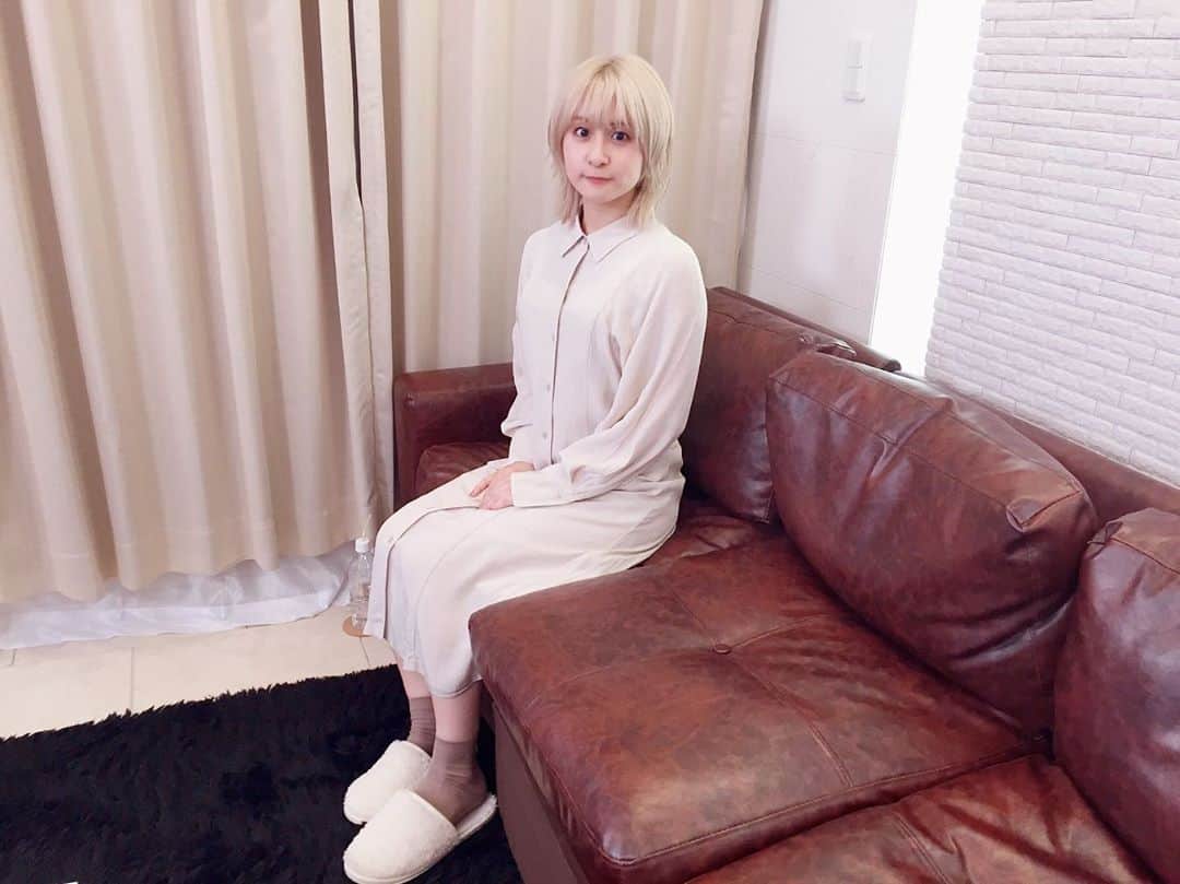 吉田有里のインスタグラム：「こないだの衣装▽▲﻿ ﻿ まーたシャツワンピかい！！！﻿ ﻿ よく見るとほんのり生地に細かいラインが入っていて、とろみとツヤ感があり、とっても上品です﻿ これがユニクロなの…こんなお手軽価格でいいの…？今サイト見たらさらに値下げしていたよぉ…﻿ ﻿ 形がはちゃめちゃ美しいのに、なぜ私座って写真撮ったんだろう。﻿ ﻿ one-piece:UNIQLO﻿ ﻿ #よしだふく #fashion #ootd #UNIQLO﻿ #hanatajimaxuniqlo」