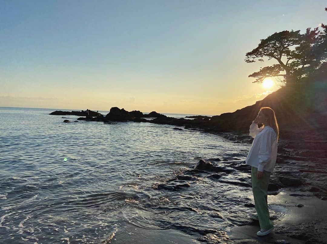 ステファニーのインスタグラム：「☀️🌈 30歳最後の日。 久しぶりに過ごすゆっくりした家族みんなでの時間。 少し東京から離れて息抜きをしながら、 たわいもない話で心が癒されています。 当たり前のような特別な時間を大切にしながら、 誕生日を迎えたいと思います。 周りにいる、私を支えてくれるたくさんの人達へ いつもありがとう。 #love #thankyou #trip #birthdayeve」