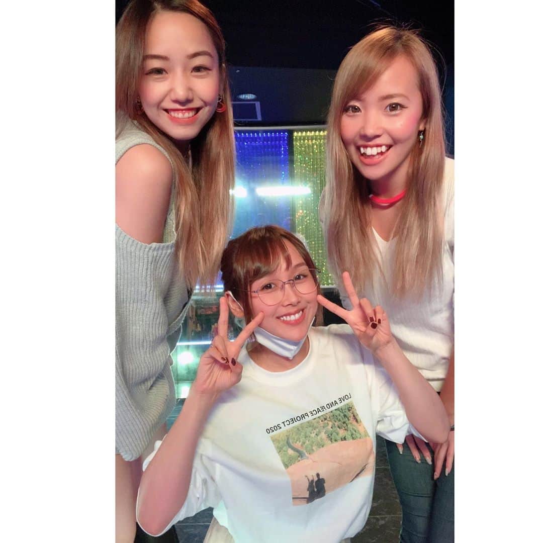 小池ジョアンナのインスタグラム：「JEWELで可愛い2人の生徒さんに歌レッスンさせて頂きました❣️🎶  歌は本当に奥が深くて、、  人それぞれが自由に自分の色で物語を彩れる🎨  表現することの楽しさを改めて感じる時間でした✨✨  11月に、私もまたイベント出演予定です💃💎  #府中 #jewel #show #ショーパブ #danceshow #lesson #voicelessons #loveandpeace2020 #ラブアンドピース2020 #haco!」