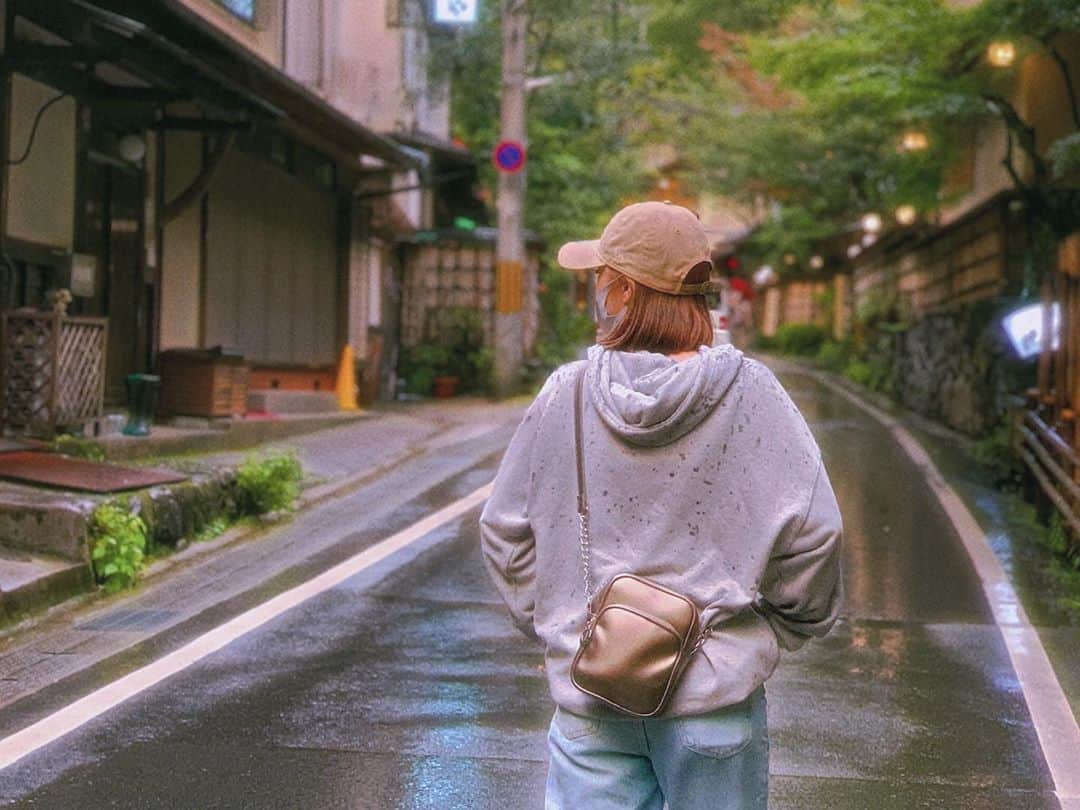 honoka のインスタグラム：「久しぶりに京都の空気吸ってきた。 雨降る予報じゃなかったのに 雨降ってきて グレーのパーカー着てたから 水玉模様になりました。笑  安定の雨女😂  次はいつ帰ってこれるかなぁ。」