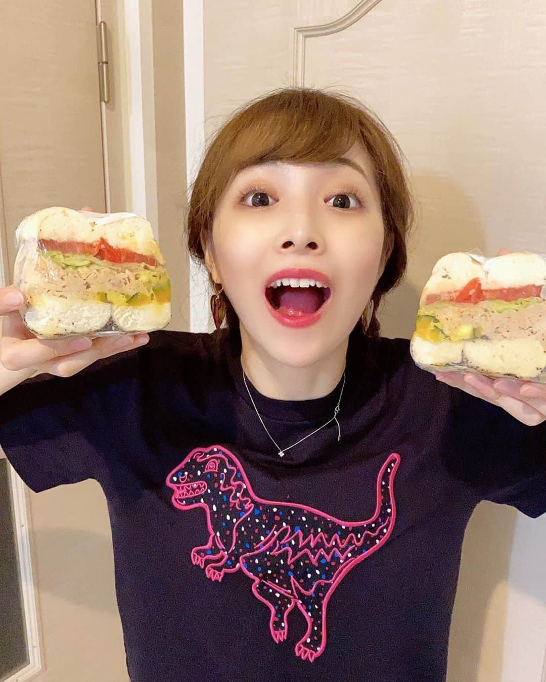 赤間有華のインスタグラム：「断面萌えなベーグルサンドを食べたよ🥪❤ガオー🦖 。 #断面萌え#ベーグル#ベーグルサンド#サンドイッチ #マルイチベーグル#恐竜#bagel#bagelsandwich」