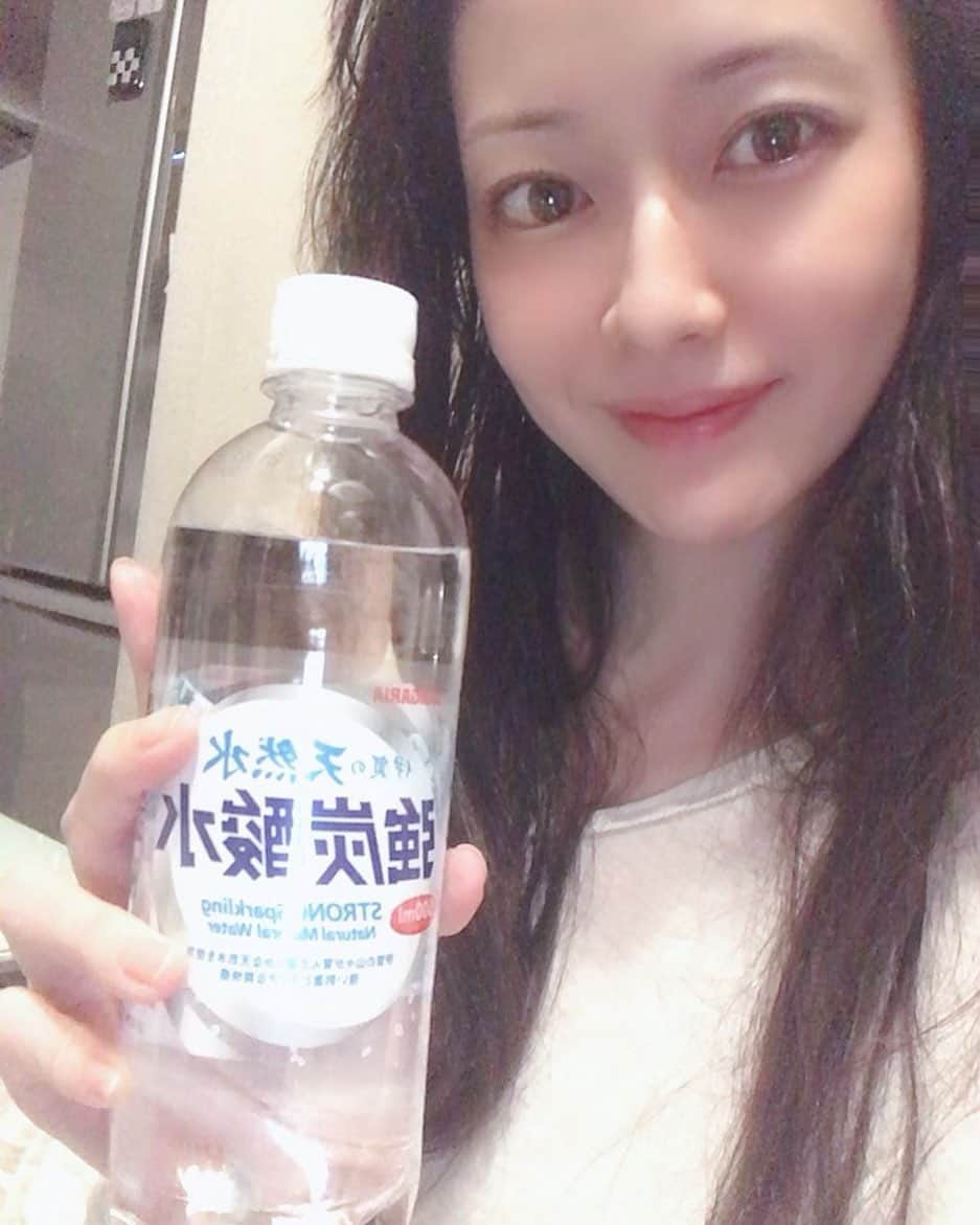 吉山りささんのインスタグラム写真 - (吉山りさInstagram)「💋吉山りさの 勝手にオススメ美容アイテム🥰  今日は 💎 『炭酸水』  色々炭酸水飲んだし作ったけど  このサンガリアの強炭酸水は  甘っちょろくない炭酸で  ガツン！としててすっごく好き💋  この夏で5箱飲みました😋❣️  そしてもうストックが15本切ってるから  また頼まなきゃ✨  この1年でお水と炭酸水で  めちゃくちゃ発汗女子😂  ✨✨✨✨✨  そして30代の時より今の方が  食べても飲んでも  痩せやすくなりました✨  自分の体で実験してみたなり〜🧜🏻‍♀️  💡あいさんへ この炭酸水でーす💋  #炭酸水 #サンガリア さまさま #強炭酸水 #依存性 レベルで好き #痩せやすい体 #ダイエット #体重 #発汗 #身体の内側からキレイに #美容 #美肌 #汗だく #お風呂 や体動かすと滝のように汗😂  『汗全然かかないね〜』 からこの1年で 『汗凄いね』 と言われる様になった #奇跡 😂  #水 #炭酸水大好き  #勝手にオススメ美容アイテム   #吉山りさ #フリーモデル #モデル #美 #beauty #アラフォー #すっぴん」9月27日 18時43分 - oreorerisa