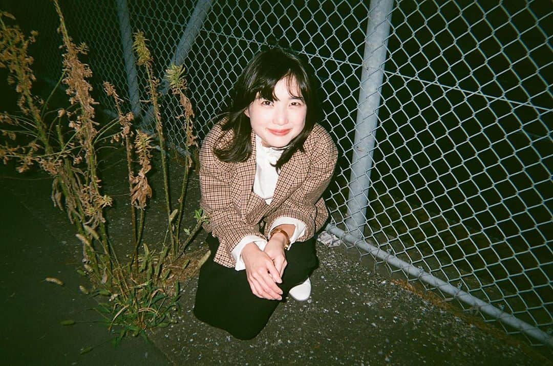 のインスタグラム：「やさしい世界で生きたいなぁと感じたときは 体をぎゅっと丸めると、少し楽になる気がするのでおすすめです。🍠  写真はしゃがんでいるだけです、、」