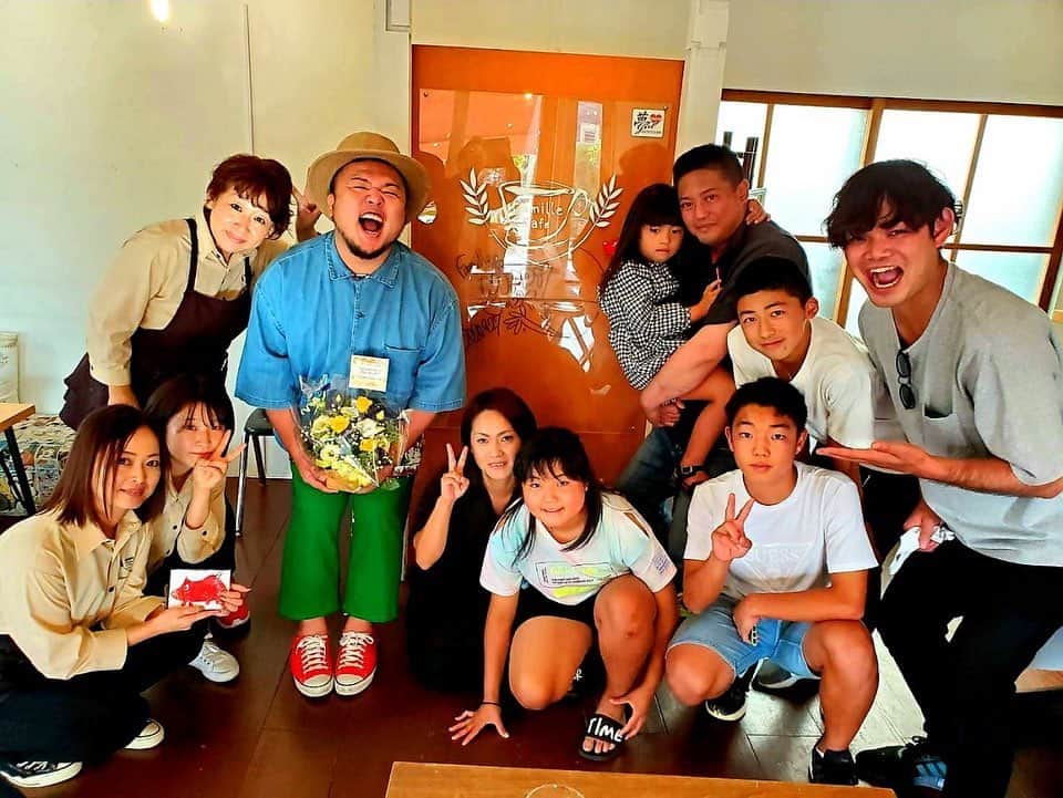 HIPPYのインスタグラム：「広島の景色から歌を届けたい！ 想いを受け取ってくださり クラウドファンディングで［HIPPY1日店長］でのご支援  今日という日を迎えることができて たくさんのご縁！久々にみんなと会える喜び！ あー早くみんなの前で高らかに盛大に爆音で 音楽をお届けしたいと心から思いました  乗り越えた先の景色と音はどんなに最高なんだろう 今までは当たり前のことだったけど 改めて今日という日をみんなと共有できる幸せに ありがとう  Famille Cafe （ファミーユカフェ） 山口県岩国市由宇町港1-5-32」